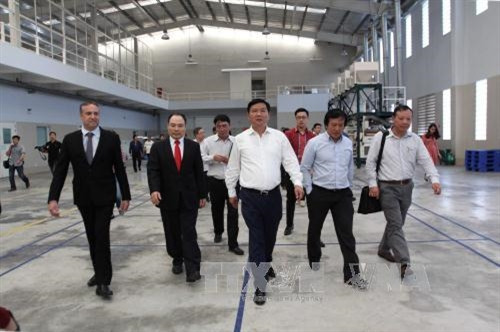 Bí thư Thành ủy Đinh La Thăng thị sát tại Công ty Cổ phần Phát triển và Đầu tư Nhiệt đới trong Khu Nông nghiệp Công nghệ cao Thành phố Hồ Chí Minh. Ảnh: Thanh Vũ - TTXVN