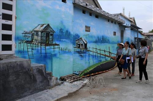 Du khách tham quan làng chài Ngư Mỹ Thạnh (Thừa Thiên - Huế). Ảnh: Hồ Cầu-TTXVN Du khách tham quan làng chài Ngư Mỹ Thạnh (Thừa Thiên - Huế). Ảnh: Hồ Cầu-TTXVN