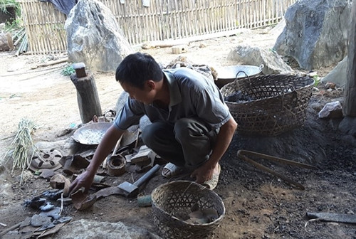 Để làm được một lưỡi cày tốt, trước tiên phải chọn loại gang, thép tốt, không pha tạp.