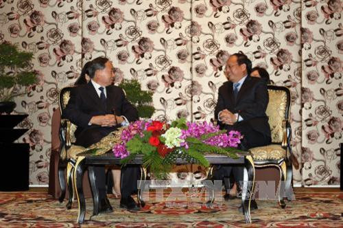 Phó Bí thư Thường trực Thành ủy Thành phố Hồ Chí Minh Tất Thành Cang tiếp đồng chí Viên Quý Nhân, Ủy viên Trung ương Đảng Cộng sản Trung Quốc, Phó Trưởng ban Đối ngoại Chính hiệp Toàn quốc Trung Quốc đang thăm và làm việc tại Việt Nam. Ảnh: Thanh Vũ-TTXVN
