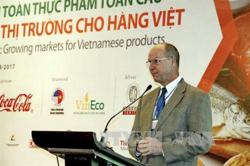 Ông Mark Gillin, Phó Chủ tịch AmCham phát biểu tại diễn đàn. Ảnh: Thế Anh-TTXVN Ông Mark Gillin, Phó Chủ tịch AmCham phát biểu tại diễn đàn. Ảnh: Thế Anh-TTXVN