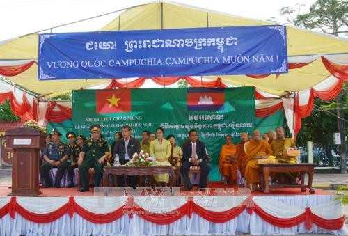 Các đại biểu tham dự Lễ khánh thành Đài Hữu nghị Việt Nam - Campuchia tại tỉnh Koh Kong. Ảnh: Chí Hùng/Chanh Đa/Minh Hưng - PV TTXVN tại Campuchia Các đại biểu tham dự Lễ khánh thành Đài Hữu nghị Việt Nam - Campuchia tại tỉnh Koh Kong. Ảnh: Chí Hùng/Chanh Đa/Minh Hưng - PV TTXVN tại Campuchia