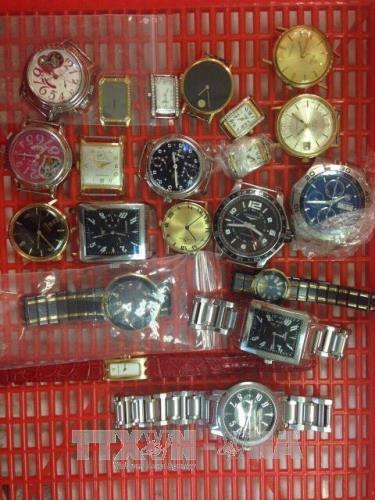 Số đồng hồ bị lực lượng Hải quan Tân Sơn Nhất phát hiện vận chuyển trái quy định. Ảnh: A.Tuấn - TTXVN.