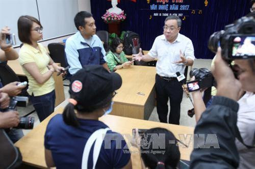 Phó Giám đốc Sở Công Thương Thành phố Hồ Chí Minh Nguyễn Ngọc Hòa trả lời báo chí về việc thị heo có đầy đủ thông tin truy xuất nguồn gốc vào chợ Bình Điền. Ảnh: Thanh Vũ-TTXVN Phó Giám đốc Sở Công Thương Thành phố Hồ Chí Minh Nguyễn Ngọc Hòa trả lời báo chí về việc thị heo có đầy đủ thông tin truy xuất nguồn gốc vào chợ Bình Điền. Ảnh: Thanh Vũ-TTXVN