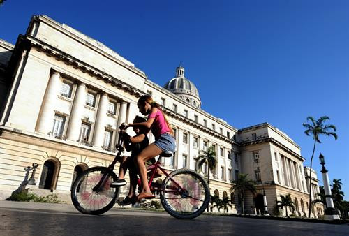 Capitolio mang phong cách tân cổ điển và được nhiều chuyên gia kiến trúc xếp hạng một trong 6 cung điện nổi bất nhất thế giới. Capitolio mang phong cách tân cổ điển và được nhiều chuyên gia kiến trúc xếp hạng một trong 6 cung điện nổi bất nhất thế giới.