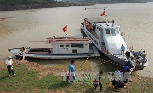 Tàu chở khách du lịch tham quan hồ thủy điện Sơn La. Ảnh: Điêu Chính Tới – TTXVN Tàu chở khách du lịch tham quan hồ thủy điện Sơn La. Ảnh: Điêu Chính Tới – TTXVN