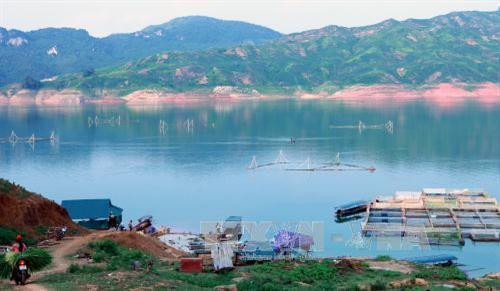 Một góc hồ thủy điện Sơn La. Ảnh: Điêu Chính Tới – TTXVN Một góc hồ thủy điện Sơn La. Ảnh: Điêu Chính Tới – TTXVN