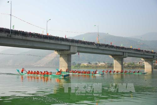 Lễ hội đua thuyền đuôi én thị xã Mường Lay lần thứ nhất trên lòng hồ thủy điện Sơn La. Ảnh: Quốc Hùng – TTXVN Lễ hội đua thuyền đuôi én thị xã Mường Lay lần thứ nhất trên lòng hồ thủy điện Sơn La. Ảnh: Quốc Hùng – TTXVN
