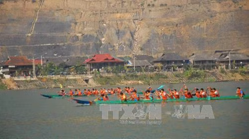 Lễ hội đua thuyền đuôi én thị xã Mường Lay lần thứ nhất trên lòng hồ thủy điện Sơn La. Ảnh: Quốc Hùng – TTXVN Lễ hội đua thuyền đuôi én thị xã Mường Lay lần thứ nhất trên lòng hồ thủy điện Sơn La. Ảnh: Quốc Hùng – TTXVN