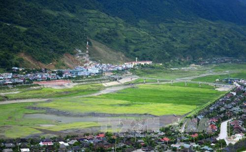 Lòng hồ thủy điện sông Đà được phủ xanh bởi cánh đồng lúa khi mùa nước cạn. Ảnh: Xuân Tư – TTXVN Lòng hồ thủy điện sông Đà được phủ xanh bởi cánh đồng lúa khi mùa nước cạn. Ảnh: Xuân Tư – TTXVN