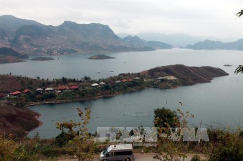 Bản du lịch sinh thái ven hồ xã Mường Giàng (Quỳnh Nhai, Sơn La). Ảnh: Điêu Chính Tới – TTXVN Bản du lịch sinh thái ven hồ xã Mường Giàng (Quỳnh Nhai, Sơn La). Ảnh: Điêu Chính Tới – TTXVN