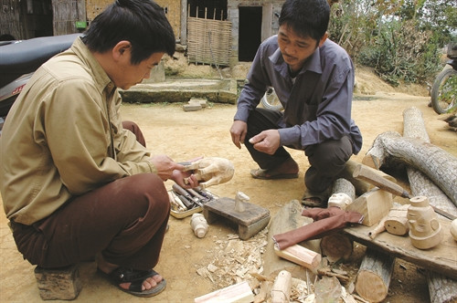 Để tạo ra một con rối, các nghệ nhân mất từ 2 đến 3 ngày, trải qua các công đoạn như lựa chọn chất liệu, tạo hình bằng tay, phơi khô, sơn màu và may quần áo cho nhân vật Để tạo ra một con rối, các nghệ nhân mất từ 2 đến 3 ngày, trải qua các công đoạn như lựa chọn chất liệu, tạo hình bằng tay, phơi khô, sơn màu và may quần áo cho nhân vật