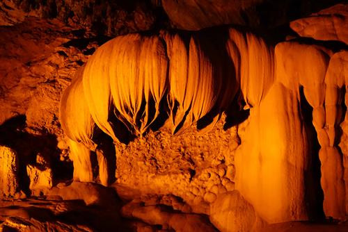 Với cấu tạo địa chất phức tạp, Cao Bằng có rất nhiều hang động mang vẻ đẹp kỳ vỹ, tráng lệ.