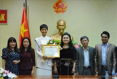 Lãnh đạo tỉnh Đắk Lắk trao bằng khen cho Top 5 Hoa hậu Hoàn vũ thế giới năm 2018 H’ Hen Niê. Ảnh: Tuấn Anh - TTXVN Lãnh đạo tỉnh Đắk Lắk trao bằng khen cho Top 5 Hoa hậu Hoàn vũ thế giới năm 2018 H’ Hen Niê. Ảnh: Tuấn Anh - TTXVN
