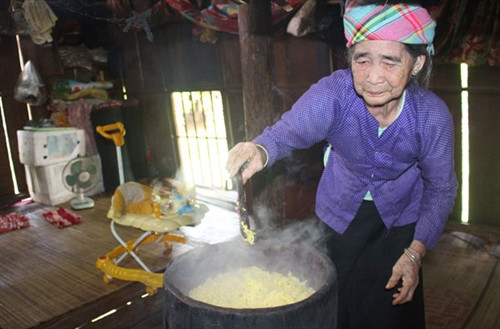 Khi thức dậy, việc đầu tiên trong ngày Tết Đoan Ngọ của đồng bào dân tộc Tày là “diệt sâu bọ”, bằng việc ăn các loại quả như mận, đào, dưa hấu.. và uống 1 chút rượu.. Diệt sâu bọ xong, các thành viên trong gia đình bắt đầu nấu ăn, chuẩn bị đồ lễ dâng cúng tổ tiên. Rất nhiều món ăn đặc sản bản địa được đồng bào Tày chuẩn bị trong ngày Tết Đoan ngọ. Lễ cúng tổ tiên do một bậc cao niên trong gia đình làm lễ. Trẻ em dân tộc Tày cũng dậy từ rất sớm và ăn quả để diệt sâu bọ. Tết Đoan ngọ còn là dịp để các thành viên trong gia đình đoàn tụ, cùng nhau nói chuyện vui vẻ, chúc cho nhau gặp những điều tốt lành trong cuộc sống.