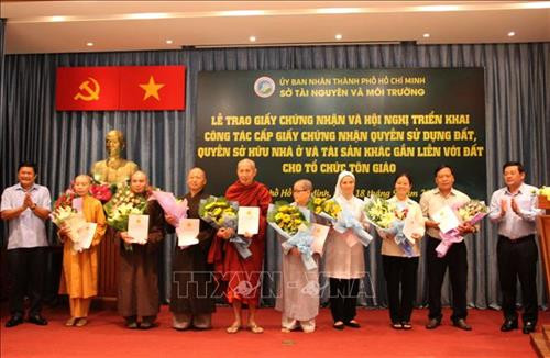 Lễ trao Giấy chứng nhận quyền sử dụng đất cho 8 tổ chức tôn giáo. Ảnh: Xuân Dự - TTXVN Lễ trao Giấy chứng nhận quyền sử dụng đất cho 8 tổ chức tôn giáo. Ảnh: Xuân Dự - TTXVN