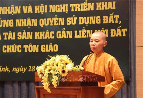 Sư cô Trúc Liên, Tịnh xá Ngọc Diệp (Quận 3) phát biểu khi được trao Giấy chứng nhận quyền sử dụng đất. Ảnh: Xuân Dự - TTXVN Sư cô Trúc Liên, Tịnh xá Ngọc Diệp (Quận 3) phát biểu khi được trao Giấy chứng nhận quyền sử dụng đất. Ảnh: Xuân Dự - TTXVN