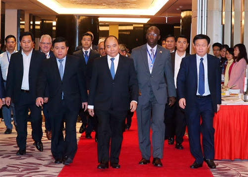 Thủ tướng Nguyễn Xuân Phúc đến dự Diễn đàn phát triển Việt Nam với chủ đề ”Chính phủ kiến tạo và hành động - Động lực mới cho sự phát triển”. Ảnh: Thống Nhất-TTXVN