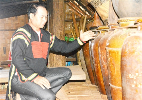 Anh Y’ Thim Byă giới thiệu về bộ ché cổ của các dân tộc Tây Nguyên.