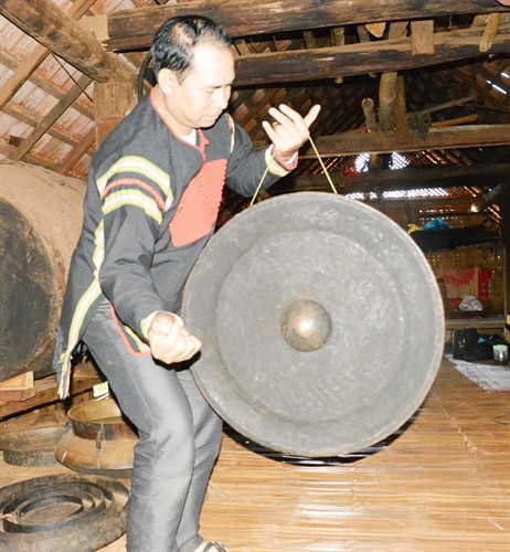Anh Y’ Thim Byă giới thiệu về chiếc chiêng cổ của người Jrai.
