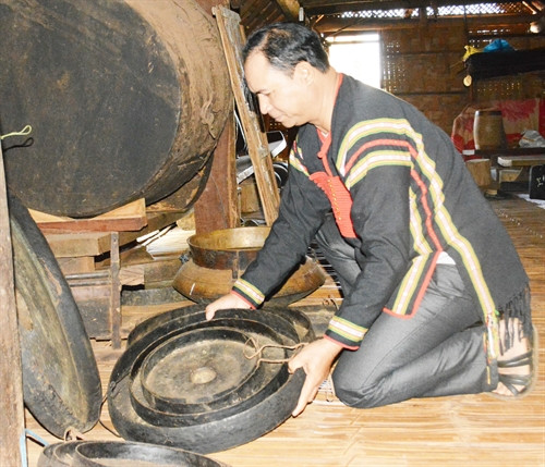 Anh Y’ Thim Byă giới thiệu về bộ chiêng cổ của người Jrai.