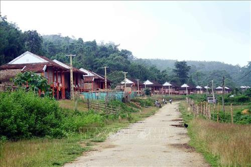 Đường bê tông chạy từ đầu làng đến cuối làng, người dân đi lại thuận tiện. Ảnh: Tá Chuyên – TTXVN Đường bê tông chạy từ đầu làng đến cuối làng, người dân đi lại thuận tiện. Ảnh: Tá Chuyên – TTXVN