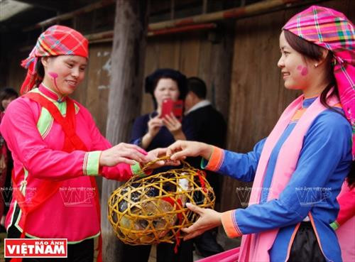 Sợi dây hồng cùng bàn lễ bày ngay trước cửa nhà gái để chuẩn bị đón nhà trai sang rước dâu. Rượu, nước lã và mấy cái chén làm bằng thân tre đặt trên bàn lễ. Nhà trai trên đường đi tới nhà gái đón dâu. Đội pí lè trong đoàn đón dâu của nhà trai. Đoàn rước dâu vừa đi vừa nổi nhạc thể hiện niềm vui mừng. Nhà gái hát đối khi nhà trai tới đón dâu Nhà trai hát đối lại. Gia đình nhà gái bôi phẩm đỏ lên mặt các thành viên trong đoàn nhà trai. Nhà trai trao lễ vật ngày cưới cho nhà gái. Sợi dây hồng cùng bàn lễ bày ngay trước cửa nhà gái để chuẩn bị đón nhà trai sang rước dâu. Rượu, nước lã và mấy cái chén làm bằng thân tre đặt trên bàn lễ. Nhà trai trên đường đi tới nhà gái đón dâu. Đội pí lè trong đoàn đón dâu của nhà trai. Đoàn rước dâu vừa đi vừa nổi nhạc thể hiện niềm vui mừng. Nhà gái hát đối khi nhà trai tới đón dâu Nhà trai hát đối lại. Gia đình nhà gái bôi phẩm đỏ lên mặt các thành viên trong đoàn nhà trai. Nhà trai trao lễ vật ngày cưới cho nhà gái.