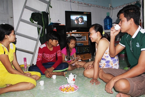 Cảnh sinh hoạt đầm ấm của một gia đình công nhân người Khmer sau ngày làm việc