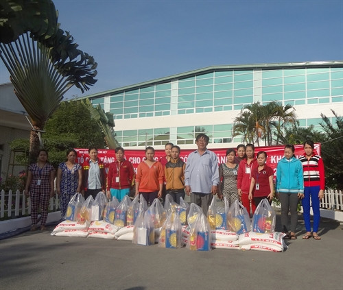 Công nhân Công ty May mặc Quảng Việt nhận quà ngày 1/5