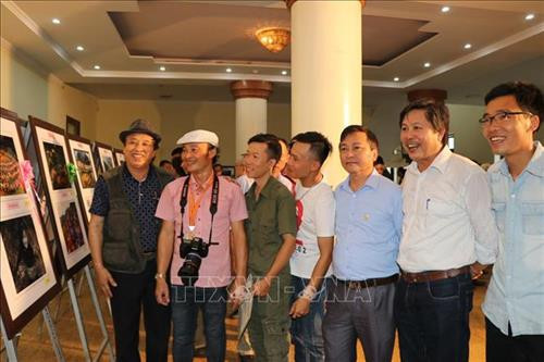 Các nghệ sỹ nhiếp ảnh tham quan những tác phẩm được trưng bày tại Liên hoan. Ảnh: Ngọc Anh-TTXVN