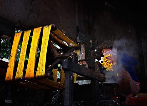 Trong những xưởng kéo tơ, các bà các chị miệt mài làm việc trong màn khói bốc nghi ngút từ nồi nước luộc kén. Ảnh: internet