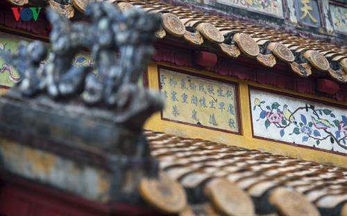 Năm 2016, “Thơ văn trên Kiến trúc cung đình Huế” được ghi danh Di sản Tư liệu Thế giới Khu vực châu Á- Thái Bình Dương. Đây là những di sản tư liệu độc đáo, là những bản gốc, duy nhất hiện chỉ còn ở Việt Nam và có giá trị nổi bật toàn cầu. Hệ thống di sản thơ văn này thật sự là một bảo tàng sống động, độc đáo, riêng có về văn chương thời Nguyễn. Thơ tráng men pháp lam trên ngoại thất điện Thái Hòa. Đây thực sự là một kho tàng văn hóa vô giá của xứ Huế, của Việt Nam mà cho đến nay chưa phải ai cũng biết đến dù chúng có hàng ngàn đơn vị, hiển hiện khắp nơi trên nhiều, rất nhiều công trình kiến trúc cung đình triều Nguyễn tại cố đô Huế. Thơ văn trên kiến trúc cung đình thường được trang trí theo lối “nhất thi nhất họa” hoặc “nhất tự nhất họa”, mỗi bài thơ hay mỗi đại tự được trang trí kèm một bức tranh. Vị trí thể hiện chủ yếu là trên các liên ba, đố bản hay cổ diềm các công trình, cả trong nội thất và ngoại thất, để ở vị trí nào người ta cũng có thể chiêm ngưỡng, thưởng thức được Thơ thì phổ biến là thể ngũ ngôn, thất ngôn; câu đối thì khá đa dạng, không cố định số chữ; đại tự thì chủ yếu là các mỹ tự với ý nghĩa tốt đẹp Thơ trên di tích lăng Thiệu Trị. Cho đến nay, hệ thống thơ văn chữ Hán trên kiến trúc cung đình Huế vẫn được bảo tồn rất tốt, trừ các tác phẩm đã bị mất mát do công trình bị tiêu hủy, số còn lại được giữ gìn hầu như nguyên vẹn. Cổ diềm trang trí men pháp lam ở Lăng Thiệu trị Đánh giá về kho tàng thơ văn này, nhiều nhà nghiên cứu cho rằng, đây là một di sản vô cùng đặc biệt, nó không chỉ phản ánh trí tuệ, tài năng của các vị hoàng đế triều Nguyễn, mà còn phản ánh truyền thống văn hóa và đặc trưng của xứ Huế, vùng đất của thi ca và các thi nhân nổi tiếng. Thơ trên di tích lăng Thiệu Trị.