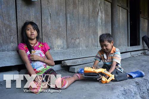 Trẻ em bị khuyến tật trong gia đình đông con ở xã Huổi Lèng, huyện Mường Chà, tỉnh Điện Biên. Ảnh: Văn Dũng - TTXVN Trẻ em bị khuyến tật trong gia đình đông con ở xã Huổi Lèng, huyện Mường Chà, tỉnh Điện Biên. Ảnh: Văn Dũng - TTXVN