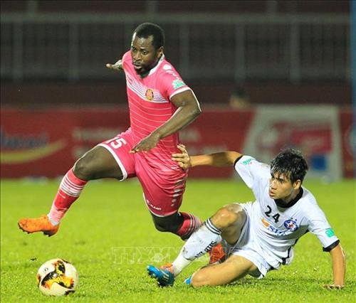 Pha đi bóng của Da Sylva (15,SG FC) trước Việt Phú (24,SHB ĐN). Ảnh: Quang Nhựt - TTXVN