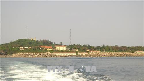 Tỉnh Quảng Trị đã và đang tập trung đầu tư xây dựng cơ sở hạ tầng ở huyện đảo Cồn Cỏ nhằm phát triển du lịch, để thực hiện thắng lợi chiến lược phát triển kinh tế biển, góp phần bảo vệ chủ quyền biển đảo Tổ quốc. Ảnh: Nguyên Lý-TTXVN Tỉnh Quảng Trị đã và đang tập trung đầu tư xây dựng cơ sở hạ tầng ở huyện đảo Cồn Cỏ nhằm phát triển du lịch, để thực hiện thắng lợi chiến lược phát triển kinh tế biển, góp phần bảo vệ chủ quyền biển đảo Tổ quốc. Ảnh: Nguyên Lý-TTXVN