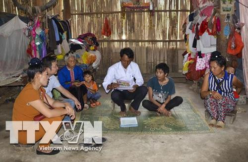 Cán bộ y tế bản Co Đứa, xã Na Sang tuyên truyền cho người dân hiểu hơn về căn bệnh HIV/AIDS. Ảnh: Văn Dũng - TTXVN Cán bộ y tế bản Co Đứa, xã Na Sang tuyên truyền cho người dân hiểu hơn về căn bệnh HIV/AIDS. Ảnh: Văn Dũng - TTXVN