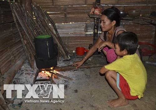 Mẹ con chị Lò Thị Sen (bản Co Đứa, xã Na Sang, huyện Mường Chà, tỉnh Điện Biên) sống nghèo khổ cùng với căn bệnh HIV. Ảnh: Văn Dũng - TTXVN Mẹ con chị Lò Thị Sen (bản Co Đứa, xã Na Sang, huyện Mường Chà, tỉnh Điện Biên) sống nghèo khổ cùng với căn bệnh HIV. Ảnh: Văn Dũng - TTXVN