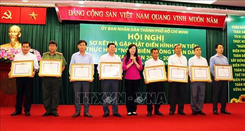 Bà Triệu Lệ Khánh, Phó Chủ tịch Ủy ban MTTQ Việt Nam Thành phố Hồ Chí Minh trao tặng Bằng khen của Chủ tịch UBND Thành phố cho đại diện tập thể đạt thành tích xuất sắc trong thực hiện "Ngày Biên phòng toàn dân" giai đoạn 2009-2019. Ảnh: Xuân Khu-TTXVN