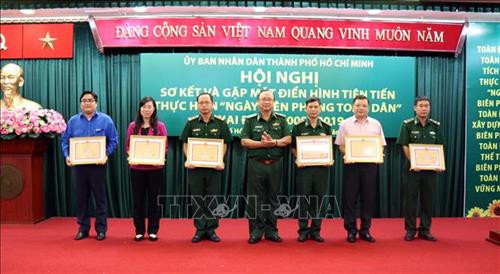 Thiếu tướng Nguyễn Hoài Phương, Phó Tư lệnh Bộ đội Biên phòng Việt Nam trao tặng Bằng khen của Bộ Tư lệnh Biên phòng cho đại diện tập thể và cá nhân đạt thành tích xuất sắc trong thực hiện "Ngày Biên phòng toàn dân" giai đoạn 2009-2019. Ảnh: Xuân Khu-TTXVN