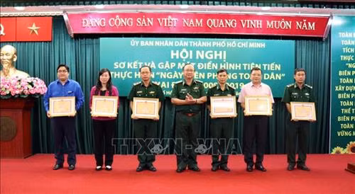 Thiếu tướng Nguyễn Hoài Phương, Phó Tư lệnh Bộ đội Biên phòng Việt Nam trao tặng Bằng khen của Bộ Tư lệnh Biên phòng cho đại diện tập thể và cá nhân đạt thành tích xuất sắc trong thực hiện "Ngày Biên phòng toàn dân" giai đoạn 2009-2019. Ảnh: Xuân Khu-TTXVN