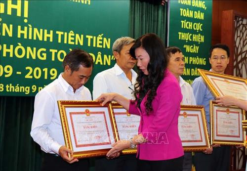 Bà Triệu Lệ Khánh, Phó Chủ tịch Ủy ban MTTQ Việt Nam Thành phố Hồ Chí Minh trao tặng Bằng khen của Chủ tịch UBND Thành phố cho đại diện tập thể đạt thành tích xuất sắc trong thực hiện "Ngày Biên phòng toàn dân" giai đoạn 2009-2019. Ảnh: Xuân Khu-TTXVN