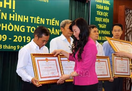 Bà Triệu Lệ Khánh, Phó Chủ tịch Ủy ban MTTQ Việt Nam Thành phố Hồ Chí Minh trao tặng Bằng khen của Chủ tịch UBND Thành phố cho đại diện tập thể đạt thành tích xuất sắc trong thực hiện "Ngày Biên phòng toàn dân" giai đoạn 2009-2019. Ảnh: Xuân Khu-TTXVN