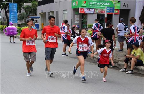 Chương trình thu hút người tham gia mọi lứa tuổi. Ảnh: Xuân Dự - TTXVN