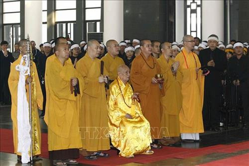 Linh cữu nguyên Tổng Bí thư Đỗ Mười quàn tại Nhà tang lễ quốc gia, số 5 Trần Thánh Tông (Hà Nội). Ảnh: TTXVN Đồng chí Trương Hòa Bình, Ủy viên Bộ Chính trị, Phó Thủ tướng thường trực Chính phủ, Trưởng Ban Tổ chức Lễ tang, tuyên bố bắt đầu Lễ truy điệu. Ảnh: Trí Dũng – TTXVN Tổng Bí thư Nguyễn Phú Trọng, Thủ tướng Nguyễn Xuân Phúc, Quyền Chủ tịch nước Đặng Thị Ngọc Thịnh, các đồng chí lãnh đạo, nguyên lãnh đạo Đảng, Nhà nước; Thủ tướng Lào Thongloun Sisoulith, các vị khách quốc tế cùng gia đình đồng chí Đỗ Mười dự Lễ truy điệu. Ảnh: Nhan Sáng – TTXVN Gia đình nguyên Tổng Bí thư Đỗ Mười tại Lễ truy điệu. Ảnh: TTXVN Các tăng ni cầu siêu, tưởng nhớ nguyên Tổng Bí thư Đỗ Mười. Ảnh: TTXVN Đại diện gia đình nguyên Tổng Bí thư Đỗ Mười thắp nén hương tưởng niệm lần cuối trước linh cữu. Ảnh: TTXVN Gia đình, họ hàng đi vòng quanh linh cữu, viếng nguyên Tổng Bí thư Đỗ Mười lần cuối. Ảnh: TTXVN Tổng Bí thư Nguyễn Phú Trọng, Trưởng Ban Lễ tang nguyên Tổng Bí thư Đỗ Mười, thay mặt lãnh đạo Đảng, Nhà nước đọc điếu văn tưởng nhớ và đưa tiễn đồng chí Đỗ Mười. Ảnh: Trí Dũng - TTXVN Ông Nguyễn Duy Trung, con trai nguyên Tổng Bí thư Đỗ Mười, thay mặt gia đình phát biểu bày tỏ lòng cảm ơn tới các đồng chí lãnh đạo Đảng, Nhà nước, những người bạn quốc tế đã tới chia buồn cùng gia đình. Ảnh: Trí Dũng – TTXVN Tổng Bí thư Nguyễn Phú Trọng và các đồng chí lãnh đạo, nguyên lãnh đạo Đảng, Nhà nước đi vòng quanh linh cữu lần cuối, vĩnh biệt đồng chí Đỗ Mười. Ảnh: Nhan Sáng – TTXVN Các tăng ni thực hiện nghi lễ cầu siêu, tưởng nhớ nguyên Tổng Bí thư Đỗ Mười. Ảnh: TTXVN Đội tiêu binh thực hiện nghi lễ chuyển di ảnh, gối huân huy chương và linh cữu đồng chí Đỗ Mười ra xe tang. Ảnh: Nhan Sáng – TTXVN Tổng Bí thư Nguyễn Phú Trọng, Thủ tướng Nguyễn Xuân Phúc đưa linh cữu đồng chí Đỗ Mười ra xe tang. Ảnh: Nhan Sáng – TTXVN Tổng Bí thư Nguyễn Phú Trọng, Thủ tướng Nguyễn Xuân Phúc cùng các đồng chí lãnh đạo, nguyên lãnh đạo Đảng, Nhà nước bên xe tang chở linh cữu đồng chí Đỗ Mười. Ảnh: Nhan Sáng – TTXVN Đoàn xe tang đưa linh cữu nguyên Tổng Bí thư Đỗ Mười di chuyển trên phố Lê Thánh Tông (Hà Nội). Ảnh: TTXVN Đoàn xe tang đưa linh cữu nguyên Tổng Bí thư Đỗ Mười di chuyển từ phố Tràng Tiền sang phố Hàng Khay (Hà Nội). Ảnh: TTXVN Đoàn xe tang đưa linh cữu nguyên Tổng Bí thư Đỗ Mười di chuyển trên phố Hàng Khay (Hà Nội). Ảnh: TTXVN Giáo viên và các em học sinh trường THCS Nguyễn Tri Phương đưa tiễn linh cữu nguyên Tổng Bí thư Đỗ Mười trên phố Hoàng Diệu (Hà Nội). Ảnh: Thành Đạt – TTXVN Đoàn xe đưa linh cữu nguyên Tổng Bí thư Đỗ Mười di chuyển trên đường Độc Lập (khu vực quảng trường Ba Đình và Nhà Quốc hội), Hà Nội. Ảnh: TTXVN Đoàn xe đưa linh cữu nguyên Tổng Bí thư Đỗ Mười trên phố Giải Phóng (Hà Nội). Ảnh: Danh Lam – TTXVN Người dân chờ đón linh cữu nguyên Tổng Bí thư Đỗ Mười tại quê nhà, khu Ma Vang, thôn 1, xã Đông Mỹ, huyện Thanh Trì, thành phố Hà Nội. Ảnh: Quang Quyết – TTXVN Đoàn xe tang đưa linh cữu nguyên Tổng Bí thư Đỗ Mười về tại quê nhà, khu Ma Vang, thôn 1, xã Đông Mỹ, huyện Thanh Trì, thành phố Hà Nội. Ảnh: Doãn Tấn – TTXVN Linh cữu nguyên Tổng Bí thư Đỗ Mười về tại quê nhà, khu Ma Vang, thôn 1, xã Đông Mỹ, huyện Thanh Trì, thành phố Hà Nội. Ảnh: Doãn Tấn – TTXVN Gia quyến nguyên Tổng Bí thư Đỗ Mười về tại quê nhà, khu Ma Vang, thôn 1, xã Đông Mỹ, huyện Thanh Trì, thành phố Hà Nội. Ảnh: Doãn Tấn – TTXVN Tổng Bí thư Nguyễn Phú Trọng cùng các đồng chí lãnh đạo, nguyên lãnh đạo cấp cao của Đảng, Nhà nước, Mặt trận Tổ quốc Việt Nam và đông đảo nhân dân địa phương dành một phút mặc niệm, vĩnh biệt nguyên Tổng Bí thư Đỗ Mười. Ảnh: Doãn Tấn – TTXVN Đội nghi lễ thực hiện nghi thức đóng huyệt mộ nguyên Tổng Bí thư Đỗ Mười. Ảnh: Doãn Tấn - TTXVN Tổng Bí thư Nguyễn Phú Trọng và các đồng chí lãnh đạo, nguyên lãnh đạo Đảng, Nhà nước, Mặt trận Tổ quốc Việt Nam thả những nắm đất đầu tiên xuống huyệt mộ nguyên Tổng Bí thư Đỗ Mười. Ảnh: Dương Giang – TTXVN Các đồng chí lãnh đạo, nguyên lãnh đạo Đảng, Nhà nước, Mặt trận Tổ quốc Việt Nam và gia đình nguyên Tổng Bí thư Đỗ Mười thả những nắm đất đầu tiên xuống huyệt mộ. Ảnh: Dương Giang – TTXVN Đồng chí Trương Hòa Bình, Ủy viên Bộ Chính trị, Phó Thủ tướng thường trực Chính phủ, Trưởng Ban Tổ chức Lễ tang phát biểu cảm ơn và tuyên bố kết thúc Lễ Quốc tang nguyên Tổng Bí thư Đỗ Mười. Ảnh: Doãn Tấn - TTXVN Phó Thủ tướng thường trực Chính phủ Trương Hòa Bình, nguyên Trưởng Ban Dân vận Trung ương Hà Thị Khiết và các đại biểu chia buồn cùng gia quyến nguyên Tổng Bí thư Đỗ Mười. Ảnh: Doãn Tấn-TTXVN Trưởng Ban Tuyên giáo Trung ương Võ Văn Thưởng chia buồn cùng gia quyến nguyên Tổng Bí thư Đỗ Mười. Ảnh: TTXVN Mộ nguyên Tổng Bí thư Đỗ Mười tại quê hương ông - Khu Ma Vang, thôn 1, xã Đông Mỹ, huyện Thanh Trì, thành phố Hà Nội. Ảnh: Doãn Tấn – TTXVN Linh cữu nguyên Tổng Bí thư Đỗ Mười quàn tại Nhà tang lễ quốc gia, số 5 Trần Thánh Tông (Hà Nội). Ảnh: TTXVN Đồng chí Trương Hòa Bình, Ủy viên Bộ Chính trị, Phó Thủ tướng thường trực Chính phủ, Trưởng Ban Tổ chức Lễ tang, tuyên bố bắt đầu Lễ truy điệu. Ảnh: Trí Dũng – TTXVN Tổng Bí thư Nguyễn Phú Trọng, Thủ tướng Nguyễn Xuân Phúc, Quyền Chủ tịch nước Đặng Thị Ngọc Thịnh, các đồng chí lãnh đạo, nguyên lãnh đạo Đảng, Nhà nước; Thủ tướng Lào Thongloun Sisoulith, các vị khách quốc tế cùng gia đình đồng chí Đỗ Mười dự Lễ truy điệu. Ảnh: Nhan Sáng – TTXVN Gia đình nguyên Tổng Bí thư Đỗ Mười tại Lễ truy điệu. Ảnh: TTXVN Các tăng ni cầu siêu, tưởng nhớ nguyên Tổng Bí thư Đỗ Mười. Ảnh: TTXVN Đại diện gia đình nguyên Tổng Bí thư Đỗ Mười thắp nén hương tưởng niệm lần cuối trước linh cữu. Ảnh: TTXVN Gia đình, họ hàng đi vòng quanh linh cữu, viếng nguyên Tổng Bí thư Đỗ Mười lần cuối. Ảnh: TTXVN Tổng Bí thư Nguyễn Phú Trọng, Trưởng Ban Lễ tang nguyên Tổng Bí thư Đỗ Mười, thay mặt lãnh đạo Đảng, Nhà nước đọc điếu văn tưởng nhớ và đưa tiễn đồng chí Đỗ Mười. Ảnh: Trí Dũng - TTXVN Ông Nguyễn Duy Trung, con trai nguyên Tổng Bí thư Đỗ Mười, thay mặt gia đình phát biểu bày tỏ lòng cảm ơn tới các đồng chí lãnh đạo Đảng, Nhà nước, những người bạn quốc tế đã tới chia buồn cùng gia đình. Ảnh: Trí Dũng – TTXVN Tổng Bí thư Nguyễn Phú Trọng và các đồng chí lãnh đạo, nguyên lãnh đạo Đảng, Nhà nước đi vòng quanh linh cữu lần cuối, vĩnh biệt đồng chí Đỗ Mười. Ảnh: Nhan Sáng – TTXVN Các tăng ni thực hiện nghi lễ cầu siêu, tưởng nhớ nguyên Tổng Bí thư Đỗ Mười. Ảnh: TTXVN Đội tiêu binh thực hiện nghi lễ chuyển di ảnh, gối huân huy chương và linh cữu đồng chí Đỗ Mười ra xe tang. Ảnh: Nhan Sáng – TTXVN Tổng Bí thư Nguyễn Phú Trọng, Thủ tướng Nguyễn Xuân Phúc đưa linh cữu đồng chí Đỗ Mười ra xe tang. Ảnh: Nhan Sáng – TTXVN Tổng Bí thư Nguyễn Phú Trọng, Thủ tướng Nguyễn Xuân Phúc cùng các đồng chí lãnh đạo, nguyên lãnh đạo Đảng, Nhà nước bên xe tang chở linh cữu đồng chí Đỗ Mười. Ảnh: Nhan Sáng – TTXVN Đoàn xe tang đưa linh cữu nguyên Tổng Bí thư Đỗ Mười di chuyển trên phố Lê Thánh Tông (Hà Nội). Ảnh: TTXVN Đoàn xe tang đưa linh cữu nguyên Tổng Bí thư Đỗ Mười di chuyển từ phố Tràng Tiền sang phố Hàng Khay (Hà Nội). Ảnh: TTXVN Đoàn xe tang đưa linh cữu nguyên Tổng Bí thư Đỗ Mười di chuyển trên phố Hàng Khay (Hà Nội). Ảnh: TTXVN Giáo viên và các em học sinh trường THCS Nguyễn Tri Phương đưa tiễn linh cữu nguyên Tổng Bí thư Đỗ Mười trên phố Hoàng Diệu (Hà Nội). Ảnh: Thành Đạt – TTXVN Đoàn xe đưa linh cữu nguyên Tổng Bí thư Đỗ Mười di chuyển trên đường Độc Lập (khu vực quảng trường Ba Đình và Nhà Quốc hội), Hà Nội. Ảnh: TTXVN Đoàn xe đưa linh cữu nguyên Tổng Bí thư Đỗ Mười trên phố Giải Phóng (Hà Nội). Ảnh: Danh Lam – TTXVN Người dân chờ đón linh cữu nguyên Tổng Bí thư Đỗ Mười tại quê nhà, khu Ma Vang, thôn 1, xã Đông Mỹ, huyện Thanh Trì, thành phố Hà Nội. Ảnh: Quang Quyết – TTXVN Đoàn xe tang đưa linh cữu nguyên Tổng Bí thư Đỗ Mười về tại quê nhà, khu Ma Vang, thôn 1, xã Đông Mỹ, huyện Thanh Trì, thành phố Hà Nội. Ảnh: Doãn Tấn – TTXVN Linh cữu nguyên Tổng Bí thư Đỗ Mười về tại quê nhà, khu Ma Vang, thôn 1, xã Đông Mỹ, huyện Thanh Trì, thành phố Hà Nội. Ảnh: Doãn Tấn – TTXVN Gia quyến nguyên Tổng Bí thư Đỗ Mười về tại quê nhà, khu Ma Vang, thôn 1, xã Đông Mỹ, huyện Thanh Trì, thành phố Hà Nội. Ảnh: Doãn Tấn – TTXVN Tổng Bí thư Nguyễn Phú Trọng cùng các đồng chí lãnh đạo, nguyên lãnh đạo cấp cao của Đảng, Nhà nước, Mặt trận Tổ quốc Việt Nam và đông đảo nhân dân địa phương dành một phút mặc niệm, vĩnh biệt nguyên Tổng Bí thư Đỗ Mười. Ảnh: Doãn Tấn – TTXVN Đội nghi lễ thực hiện nghi thức đóng huyệt mộ nguyên Tổng Bí thư Đỗ Mười. Ảnh: Doãn Tấn - TTXVN Tổng Bí thư Nguyễn Phú Trọng và các đồng chí lãnh đạo, nguyên lãnh đạo Đảng, Nhà nước, Mặt trận Tổ quốc Việt Nam thả những nắm đất đầu tiên xuống huyệt mộ nguyên Tổng Bí thư Đỗ Mười. Ảnh: Dương Giang – TTXVN Các đồng chí lãnh đạo, nguyên lãnh đạo Đảng, Nhà nước, Mặt trận Tổ quốc Việt Nam và gia đình nguyên Tổng Bí thư Đỗ Mười thả những nắm đất đầu tiên xuống huyệt mộ. Ảnh: Dương Giang – TTXVN Đồng chí Trương Hòa Bình, Ủy viên Bộ Chính trị, Phó Thủ tướng thường trực Chính phủ, Trưởng Ban Tổ chức Lễ tang phát biểu cảm ơn và tuyên bố kết thúc Lễ Quốc tang nguyên Tổng Bí thư Đỗ Mười. Ảnh: Doãn Tấn - TTXVN Phó Thủ tướng thường trực Chính phủ Trương Hòa Bình, nguyên Trưởng Ban Dân vận Trung ương Hà Thị Khiết và các đại biểu chia buồn cùng gia quyến nguyên Tổng Bí thư Đỗ Mười. Ảnh: Doãn Tấn-TTXVN Trưởng Ban Tuyên giáo Trung ương Võ Văn Thưởng chia buồn cùng gia quyến nguyên Tổng Bí thư Đỗ Mười. Ảnh: TTXVN Mộ nguyên Tổng Bí thư Đỗ Mười tại quê hương ông - Khu Ma Vang, thôn 1, xã Đông Mỹ, huyện Thanh Trì, thành phố Hà Nội. Ảnh: Doãn Tấn – TTXVN