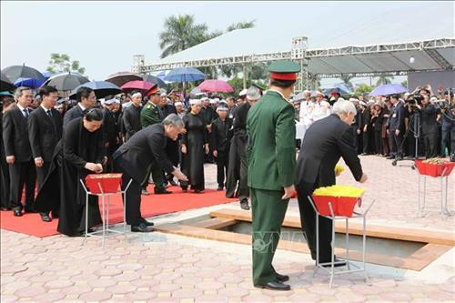 Linh cữu nguyên Tổng Bí thư Đỗ Mười quàn tại Nhà tang lễ quốc gia, số 5 Trần Thánh Tông (Hà Nội). Ảnh: TTXVN Đồng chí Trương Hòa Bình, Ủy viên Bộ Chính trị, Phó Thủ tướng thường trực Chính phủ, Trưởng Ban Tổ chức Lễ tang, tuyên bố bắt đầu Lễ truy điệu. Ảnh: Trí Dũng – TTXVN Tổng Bí thư Nguyễn Phú Trọng, Thủ tướng Nguyễn Xuân Phúc, Quyền Chủ tịch nước Đặng Thị Ngọc Thịnh, các đồng chí lãnh đạo, nguyên lãnh đạo Đảng, Nhà nước; Thủ tướng Lào Thongloun Sisoulith, các vị khách quốc tế cùng gia đình đồng chí Đỗ Mười dự Lễ truy điệu. Ảnh: Nhan Sáng – TTXVN Gia đình nguyên Tổng Bí thư Đỗ Mười tại Lễ truy điệu. Ảnh: TTXVN Các tăng ni cầu siêu, tưởng nhớ nguyên Tổng Bí thư Đỗ Mười. Ảnh: TTXVN Đại diện gia đình nguyên Tổng Bí thư Đỗ Mười thắp nén hương tưởng niệm lần cuối trước linh cữu. Ảnh: TTXVN Gia đình, họ hàng đi vòng quanh linh cữu, viếng nguyên Tổng Bí thư Đỗ Mười lần cuối. Ảnh: TTXVN Tổng Bí thư Nguyễn Phú Trọng, Trưởng Ban Lễ tang nguyên Tổng Bí thư Đỗ Mười, thay mặt lãnh đạo Đảng, Nhà nước đọc điếu văn tưởng nhớ và đưa tiễn đồng chí Đỗ Mười. Ảnh: Trí Dũng - TTXVN Ông Nguyễn Duy Trung, con trai nguyên Tổng Bí thư Đỗ Mười, thay mặt gia đình phát biểu bày tỏ lòng cảm ơn tới các đồng chí lãnh đạo Đảng, Nhà nước, những người bạn quốc tế đã tới chia buồn cùng gia đình. Ảnh: Trí Dũng – TTXVN Tổng Bí thư Nguyễn Phú Trọng và các đồng chí lãnh đạo, nguyên lãnh đạo Đảng, Nhà nước đi vòng quanh linh cữu lần cuối, vĩnh biệt đồng chí Đỗ Mười. Ảnh: Nhan Sáng – TTXVN Các tăng ni thực hiện nghi lễ cầu siêu, tưởng nhớ nguyên Tổng Bí thư Đỗ Mười. Ảnh: TTXVN Đội tiêu binh thực hiện nghi lễ chuyển di ảnh, gối huân huy chương và linh cữu đồng chí Đỗ Mười ra xe tang. Ảnh: Nhan Sáng – TTXVN Tổng Bí thư Nguyễn Phú Trọng, Thủ tướng Nguyễn Xuân Phúc đưa linh cữu đồng chí Đỗ Mười ra xe tang. Ảnh: Nhan Sáng – TTXVN Tổng Bí thư Nguyễn Phú Trọng, Thủ tướng Nguyễn Xuân Phúc cùng các đồng chí lãnh đạo, nguyên lãnh đạo Đảng, Nhà nước bên xe tang chở linh cữu đồng chí Đỗ Mười. Ảnh: Nhan Sáng – TTXVN Đoàn xe tang đưa linh cữu nguyên Tổng Bí thư Đỗ Mười di chuyển trên phố Lê Thánh Tông (Hà Nội). Ảnh: TTXVN Đoàn xe tang đưa linh cữu nguyên Tổng Bí thư Đỗ Mười di chuyển từ phố Tràng Tiền sang phố Hàng Khay (Hà Nội). Ảnh: TTXVN Đoàn xe tang đưa linh cữu nguyên Tổng Bí thư Đỗ Mười di chuyển trên phố Hàng Khay (Hà Nội). Ảnh: TTXVN Giáo viên và các em học sinh trường THCS Nguyễn Tri Phương đưa tiễn linh cữu nguyên Tổng Bí thư Đỗ Mười trên phố Hoàng Diệu (Hà Nội). Ảnh: Thành Đạt – TTXVN Đoàn xe đưa linh cữu nguyên Tổng Bí thư Đỗ Mười di chuyển trên đường Độc Lập (khu vực quảng trường Ba Đình và Nhà Quốc hội), Hà Nội. Ảnh: TTXVN Đoàn xe đưa linh cữu nguyên Tổng Bí thư Đỗ Mười trên phố Giải Phóng (Hà Nội). Ảnh: Danh Lam – TTXVN Người dân chờ đón linh cữu nguyên Tổng Bí thư Đỗ Mười tại quê nhà, khu Ma Vang, thôn 1, xã Đông Mỹ, huyện Thanh Trì, thành phố Hà Nội. Ảnh: Quang Quyết – TTXVN Đoàn xe tang đưa linh cữu nguyên Tổng Bí thư Đỗ Mười về tại quê nhà, khu Ma Vang, thôn 1, xã Đông Mỹ, huyện Thanh Trì, thành phố Hà Nội. Ảnh: Doãn Tấn – TTXVN Linh cữu nguyên Tổng Bí thư Đỗ Mười về tại quê nhà, khu Ma Vang, thôn 1, xã Đông Mỹ, huyện Thanh Trì, thành phố Hà Nội. Ảnh: Doãn Tấn – TTXVN Gia quyến nguyên Tổng Bí thư Đỗ Mười về tại quê nhà, khu Ma Vang, thôn 1, xã Đông Mỹ, huyện Thanh Trì, thành phố Hà Nội. Ảnh: Doãn Tấn – TTXVN Tổng Bí thư Nguyễn Phú Trọng cùng các đồng chí lãnh đạo, nguyên lãnh đạo cấp cao của Đảng, Nhà nước, Mặt trận Tổ quốc Việt Nam và đông đảo nhân dân địa phương dành một phút mặc niệm, vĩnh biệt nguyên Tổng Bí thư Đỗ Mười. Ảnh: Doãn Tấn – TTXVN Đội nghi lễ thực hiện nghi thức đóng huyệt mộ nguyên Tổng Bí thư Đỗ Mười. Ảnh: Doãn Tấn - TTXVN Tổng Bí thư Nguyễn Phú Trọng và các đồng chí lãnh đạo, nguyên lãnh đạo Đảng, Nhà nước, Mặt trận Tổ quốc Việt Nam thả những nắm đất đầu tiên xuống huyệt mộ nguyên Tổng Bí thư Đỗ Mười. Ảnh: Dương Giang – TTXVN Các đồng chí lãnh đạo, nguyên lãnh đạo Đảng, Nhà nước, Mặt trận Tổ quốc Việt Nam và gia đình nguyên Tổng Bí thư Đỗ Mười thả những nắm đất đầu tiên xuống huyệt mộ. Ảnh: Dương Giang – TTXVN Đồng chí Trương Hòa Bình, Ủy viên Bộ Chính trị, Phó Thủ tướng thường trực Chính phủ, Trưởng Ban Tổ chức Lễ tang phát biểu cảm ơn và tuyên bố kết thúc Lễ Quốc tang nguyên Tổng Bí thư Đỗ Mười. Ảnh: Doãn Tấn - TTXVN Phó Thủ tướng thường trực Chính phủ Trương Hòa Bình, nguyên Trưởng Ban Dân vận Trung ương Hà Thị Khiết và các đại biểu chia buồn cùng gia quyến nguyên Tổng Bí thư Đỗ Mười. Ảnh: Doãn Tấn-TTXVN Trưởng Ban Tuyên giáo Trung ương Võ Văn Thưởng chia buồn cùng gia quyến nguyên Tổng Bí thư Đỗ Mười. Ảnh: TTXVN Mộ nguyên Tổng Bí thư Đỗ Mười tại quê hương ông - Khu Ma Vang, thôn 1, xã Đông Mỹ, huyện Thanh Trì, thành phố Hà Nội. Ảnh: Doãn Tấn – TTXVN Linh cữu nguyên Tổng Bí thư Đỗ Mười quàn tại Nhà tang lễ quốc gia, số 5 Trần Thánh Tông (Hà Nội). Ảnh: TTXVN Đồng chí Trương Hòa Bình, Ủy viên Bộ Chính trị, Phó Thủ tướng thường trực Chính phủ, Trưởng Ban Tổ chức Lễ tang, tuyên bố bắt đầu Lễ truy điệu. Ảnh: Trí Dũng – TTXVN Tổng Bí thư Nguyễn Phú Trọng, Thủ tướng Nguyễn Xuân Phúc, Quyền Chủ tịch nước Đặng Thị Ngọc Thịnh, các đồng chí lãnh đạo, nguyên lãnh đạo Đảng, Nhà nước; Thủ tướng Lào Thongloun Sisoulith, các vị khách quốc tế cùng gia đình đồng chí Đỗ Mười dự Lễ truy điệu. Ảnh: Nhan Sáng – TTXVN Gia đình nguyên Tổng Bí thư Đỗ Mười tại Lễ truy điệu. Ảnh: TTXVN Các tăng ni cầu siêu, tưởng nhớ nguyên Tổng Bí thư Đỗ Mười. Ảnh: TTXVN Đại diện gia đình nguyên Tổng Bí thư Đỗ Mười thắp nén hương tưởng niệm lần cuối trước linh cữu. Ảnh: TTXVN Gia đình, họ hàng đi vòng quanh linh cữu, viếng nguyên Tổng Bí thư Đỗ Mười lần cuối. Ảnh: TTXVN Tổng Bí thư Nguyễn Phú Trọng, Trưởng Ban Lễ tang nguyên Tổng Bí thư Đỗ Mười, thay mặt lãnh đạo Đảng, Nhà nước đọc điếu văn tưởng nhớ và đưa tiễn đồng chí Đỗ Mười. Ảnh: Trí Dũng - TTXVN Ông Nguyễn Duy Trung, con trai nguyên Tổng Bí thư Đỗ Mười, thay mặt gia đình phát biểu bày tỏ lòng cảm ơn tới các đồng chí lãnh đạo Đảng, Nhà nước, những người bạn quốc tế đã tới chia buồn cùng gia đình. Ảnh: Trí Dũng – TTXVN Tổng Bí thư Nguyễn Phú Trọng và các đồng chí lãnh đạo, nguyên lãnh đạo Đảng, Nhà nước đi vòng quanh linh cữu lần cuối, vĩnh biệt đồng chí Đỗ Mười. Ảnh: Nhan Sáng – TTXVN Các tăng ni thực hiện nghi lễ cầu siêu, tưởng nhớ nguyên Tổng Bí thư Đỗ Mười. Ảnh: TTXVN Đội tiêu binh thực hiện nghi lễ chuyển di ảnh, gối huân huy chương và linh cữu đồng chí Đỗ Mười ra xe tang. Ảnh: Nhan Sáng – TTXVN Tổng Bí thư Nguyễn Phú Trọng, Thủ tướng Nguyễn Xuân Phúc đưa linh cữu đồng chí Đỗ Mười ra xe tang. Ảnh: Nhan Sáng – TTXVN Tổng Bí thư Nguyễn Phú Trọng, Thủ tướng Nguyễn Xuân Phúc cùng các đồng chí lãnh đạo, nguyên lãnh đạo Đảng, Nhà nước bên xe tang chở linh cữu đồng chí Đỗ Mười. Ảnh: Nhan Sáng – TTXVN Đoàn xe tang đưa linh cữu nguyên Tổng Bí thư Đỗ Mười di chuyển trên phố Lê Thánh Tông (Hà Nội). Ảnh: TTXVN Đoàn xe tang đưa linh cữu nguyên Tổng Bí thư Đỗ Mười di chuyển từ phố Tràng Tiền sang phố Hàng Khay (Hà Nội). Ảnh: TTXVN Đoàn xe tang đưa linh cữu nguyên Tổng Bí thư Đỗ Mười di chuyển trên phố Hàng Khay (Hà Nội). Ảnh: TTXVN Giáo viên và các em học sinh trường THCS Nguyễn Tri Phương đưa tiễn linh cữu nguyên Tổng Bí thư Đỗ Mười trên phố Hoàng Diệu (Hà Nội). Ảnh: Thành Đạt – TTXVN Đoàn xe đưa linh cữu nguyên Tổng Bí thư Đỗ Mười di chuyển trên đường Độc Lập (khu vực quảng trường Ba Đình và Nhà Quốc hội), Hà Nội. Ảnh: TTXVN Đoàn xe đưa linh cữu nguyên Tổng Bí thư Đỗ Mười trên phố Giải Phóng (Hà Nội). Ảnh: Danh Lam – TTXVN Người dân chờ đón linh cữu nguyên Tổng Bí thư Đỗ Mười tại quê nhà, khu Ma Vang, thôn 1, xã Đông Mỹ, huyện Thanh Trì, thành phố Hà Nội. Ảnh: Quang Quyết – TTXVN Đoàn xe tang đưa linh cữu nguyên Tổng Bí thư Đỗ Mười về tại quê nhà, khu Ma Vang, thôn 1, xã Đông Mỹ, huyện Thanh Trì, thành phố Hà Nội. Ảnh: Doãn Tấn – TTXVN Linh cữu nguyên Tổng Bí thư Đỗ Mười về tại quê nhà, khu Ma Vang, thôn 1, xã Đông Mỹ, huyện Thanh Trì, thành phố Hà Nội. Ảnh: Doãn Tấn – TTXVN Gia quyến nguyên Tổng Bí thư Đỗ Mười về tại quê nhà, khu Ma Vang, thôn 1, xã Đông Mỹ, huyện Thanh Trì, thành phố Hà Nội. Ảnh: Doãn Tấn – TTXVN Tổng Bí thư Nguyễn Phú Trọng cùng các đồng chí lãnh đạo, nguyên lãnh đạo cấp cao của Đảng, Nhà nước, Mặt trận Tổ quốc Việt Nam và đông đảo nhân dân địa phương dành một phút mặc niệm, vĩnh biệt nguyên Tổng Bí thư Đỗ Mười. Ảnh: Doãn Tấn – TTXVN Đội nghi lễ thực hiện nghi thức đóng huyệt mộ nguyên Tổng Bí thư Đỗ Mười. Ảnh: Doãn Tấn - TTXVN Tổng Bí thư Nguyễn Phú Trọng và các đồng chí lãnh đạo, nguyên lãnh đạo Đảng, Nhà nước, Mặt trận Tổ quốc Việt Nam thả những nắm đất đầu tiên xuống huyệt mộ nguyên Tổng Bí thư Đỗ Mười. Ảnh: Dương Giang – TTXVN Các đồng chí lãnh đạo, nguyên lãnh đạo Đảng, Nhà nước, Mặt trận Tổ quốc Việt Nam và gia đình nguyên Tổng Bí thư Đỗ Mười thả những nắm đất đầu tiên xuống huyệt mộ. Ảnh: Dương Giang – TTXVN Đồng chí Trương Hòa Bình, Ủy viên Bộ Chính trị, Phó Thủ tướng thường trực Chính phủ, Trưởng Ban Tổ chức Lễ tang phát biểu cảm ơn và tuyên bố kết thúc Lễ Quốc tang nguyên Tổng Bí thư Đỗ Mười. Ảnh: Doãn Tấn - TTXVN Phó Thủ tướng thường trực Chính phủ Trương Hòa Bình, nguyên Trưởng Ban Dân vận Trung ương Hà Thị Khiết và các đại biểu chia buồn cùng gia quyến nguyên Tổng Bí thư Đỗ Mười. Ảnh: Doãn Tấn-TTXVN Trưởng Ban Tuyên giáo Trung ương Võ Văn Thưởng chia buồn cùng gia quyến nguyên Tổng Bí thư Đỗ Mười. Ảnh: TTXVN Mộ nguyên Tổng Bí thư Đỗ Mười tại quê hương ông - Khu Ma Vang, thôn 1, xã Đông Mỹ, huyện Thanh Trì, thành phố Hà Nội. Ảnh: Doãn Tấn – TTXVN