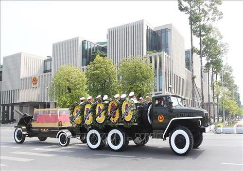 Linh cữu nguyên Tổng Bí thư Đỗ Mười quàn tại Nhà tang lễ quốc gia, số 5 Trần Thánh Tông (Hà Nội). Ảnh: TTXVN Đồng chí Trương Hòa Bình, Ủy viên Bộ Chính trị, Phó Thủ tướng thường trực Chính phủ, Trưởng Ban Tổ chức Lễ tang, tuyên bố bắt đầu Lễ truy điệu. Ảnh: Trí Dũng – TTXVN Tổng Bí thư Nguyễn Phú Trọng, Thủ tướng Nguyễn Xuân Phúc, Quyền Chủ tịch nước Đặng Thị Ngọc Thịnh, các đồng chí lãnh đạo, nguyên lãnh đạo Đảng, Nhà nước; Thủ tướng Lào Thongloun Sisoulith, các vị khách quốc tế cùng gia đình đồng chí Đỗ Mười dự Lễ truy điệu. Ảnh: Nhan Sáng – TTXVN Gia đình nguyên Tổng Bí thư Đỗ Mười tại Lễ truy điệu. Ảnh: TTXVN Các tăng ni cầu siêu, tưởng nhớ nguyên Tổng Bí thư Đỗ Mười. Ảnh: TTXVN Đại diện gia đình nguyên Tổng Bí thư Đỗ Mười thắp nén hương tưởng niệm lần cuối trước linh cữu. Ảnh: TTXVN Gia đình, họ hàng đi vòng quanh linh cữu, viếng nguyên Tổng Bí thư Đỗ Mười lần cuối. Ảnh: TTXVN Tổng Bí thư Nguyễn Phú Trọng, Trưởng Ban Lễ tang nguyên Tổng Bí thư Đỗ Mười, thay mặt lãnh đạo Đảng, Nhà nước đọc điếu văn tưởng nhớ và đưa tiễn đồng chí Đỗ Mười. Ảnh: Trí Dũng - TTXVN Ông Nguyễn Duy Trung, con trai nguyên Tổng Bí thư Đỗ Mười, thay mặt gia đình phát biểu bày tỏ lòng cảm ơn tới các đồng chí lãnh đạo Đảng, Nhà nước, những người bạn quốc tế đã tới chia buồn cùng gia đình. Ảnh: Trí Dũng – TTXVN Tổng Bí thư Nguyễn Phú Trọng và các đồng chí lãnh đạo, nguyên lãnh đạo Đảng, Nhà nước đi vòng quanh linh cữu lần cuối, vĩnh biệt đồng chí Đỗ Mười. Ảnh: Nhan Sáng – TTXVN Các tăng ni thực hiện nghi lễ cầu siêu, tưởng nhớ nguyên Tổng Bí thư Đỗ Mười. Ảnh: TTXVN Đội tiêu binh thực hiện nghi lễ chuyển di ảnh, gối huân huy chương và linh cữu đồng chí Đỗ Mười ra xe tang. Ảnh: Nhan Sáng – TTXVN Tổng Bí thư Nguyễn Phú Trọng, Thủ tướng Nguyễn Xuân Phúc đưa linh cữu đồng chí Đỗ Mười ra xe tang. Ảnh: Nhan Sáng – TTXVN Tổng Bí thư Nguyễn Phú Trọng, Thủ tướng Nguyễn Xuân Phúc cùng các đồng chí lãnh đạo, nguyên lãnh đạo Đảng, Nhà nước bên xe tang chở linh cữu đồng chí Đỗ Mười. Ảnh: Nhan Sáng – TTXVN Đoàn xe tang đưa linh cữu nguyên Tổng Bí thư Đỗ Mười di chuyển trên phố Lê Thánh Tông (Hà Nội). Ảnh: TTXVN Đoàn xe tang đưa linh cữu nguyên Tổng Bí thư Đỗ Mười di chuyển từ phố Tràng Tiền sang phố Hàng Khay (Hà Nội). Ảnh: TTXVN Đoàn xe tang đưa linh cữu nguyên Tổng Bí thư Đỗ Mười di chuyển trên phố Hàng Khay (Hà Nội). Ảnh: TTXVN Giáo viên và các em học sinh trường THCS Nguyễn Tri Phương đưa tiễn linh cữu nguyên Tổng Bí thư Đỗ Mười trên phố Hoàng Diệu (Hà Nội). Ảnh: Thành Đạt – TTXVN Đoàn xe đưa linh cữu nguyên Tổng Bí thư Đỗ Mười di chuyển trên đường Độc Lập (khu vực quảng trường Ba Đình và Nhà Quốc hội), Hà Nội. Ảnh: TTXVN Đoàn xe đưa linh cữu nguyên Tổng Bí thư Đỗ Mười trên phố Giải Phóng (Hà Nội). Ảnh: Danh Lam – TTXVN Người dân chờ đón linh cữu nguyên Tổng Bí thư Đỗ Mười tại quê nhà, khu Ma Vang, thôn 1, xã Đông Mỹ, huyện Thanh Trì, thành phố Hà Nội. Ảnh: Quang Quyết – TTXVN Đoàn xe tang đưa linh cữu nguyên Tổng Bí thư Đỗ Mười về tại quê nhà, khu Ma Vang, thôn 1, xã Đông Mỹ, huyện Thanh Trì, thành phố Hà Nội. Ảnh: Doãn Tấn – TTXVN Linh cữu nguyên Tổng Bí thư Đỗ Mười về tại quê nhà, khu Ma Vang, thôn 1, xã Đông Mỹ, huyện Thanh Trì, thành phố Hà Nội. Ảnh: Doãn Tấn – TTXVN Gia quyến nguyên Tổng Bí thư Đỗ Mười về tại quê nhà, khu Ma Vang, thôn 1, xã Đông Mỹ, huyện Thanh Trì, thành phố Hà Nội. Ảnh: Doãn Tấn – TTXVN Tổng Bí thư Nguyễn Phú Trọng cùng các đồng chí lãnh đạo, nguyên lãnh đạo cấp cao của Đảng, Nhà nước, Mặt trận Tổ quốc Việt Nam và đông đảo nhân dân địa phương dành một phút mặc niệm, vĩnh biệt nguyên Tổng Bí thư Đỗ Mười. Ảnh: Doãn Tấn – TTXVN Đội nghi lễ thực hiện nghi thức đóng huyệt mộ nguyên Tổng Bí thư Đỗ Mười. Ảnh: Doãn Tấn - TTXVN Tổng Bí thư Nguyễn Phú Trọng và các đồng chí lãnh đạo, nguyên lãnh đạo Đảng, Nhà nước, Mặt trận Tổ quốc Việt Nam thả những nắm đất đầu tiên xuống huyệt mộ nguyên Tổng Bí thư Đỗ Mười. Ảnh: Dương Giang – TTXVN Các đồng chí lãnh đạo, nguyên lãnh đạo Đảng, Nhà nước, Mặt trận Tổ quốc Việt Nam và gia đình nguyên Tổng Bí thư Đỗ Mười thả những nắm đất đầu tiên xuống huyệt mộ. Ảnh: Dương Giang – TTXVN Đồng chí Trương Hòa Bình, Ủy viên Bộ Chính trị, Phó Thủ tướng thường trực Chính phủ, Trưởng Ban Tổ chức Lễ tang phát biểu cảm ơn và tuyên bố kết thúc Lễ Quốc tang nguyên Tổng Bí thư Đỗ Mười. Ảnh: Doãn Tấn - TTXVN Phó Thủ tướng thường trực Chính phủ Trương Hòa Bình, nguyên Trưởng Ban Dân vận Trung ương Hà Thị Khiết và các đại biểu chia buồn cùng gia quyến nguyên Tổng Bí thư Đỗ Mười. Ảnh: Doãn Tấn-TTXVN Trưởng Ban Tuyên giáo Trung ương Võ Văn Thưởng chia buồn cùng gia quyến nguyên Tổng Bí thư Đỗ Mười. Ảnh: TTXVN Mộ nguyên Tổng Bí thư Đỗ Mười tại quê hương ông - Khu Ma Vang, thôn 1, xã Đông Mỹ, huyện Thanh Trì, thành phố Hà Nội. Ảnh: Doãn Tấn – TTXVN Linh cữu nguyên Tổng Bí thư Đỗ Mười quàn tại Nhà tang lễ quốc gia, số 5 Trần Thánh Tông (Hà Nội). Ảnh: TTXVN Đồng chí Trương Hòa Bình, Ủy viên Bộ Chính trị, Phó Thủ tướng thường trực Chính phủ, Trưởng Ban Tổ chức Lễ tang, tuyên bố bắt đầu Lễ truy điệu. Ảnh: Trí Dũng – TTXVN Tổng Bí thư Nguyễn Phú Trọng, Thủ tướng Nguyễn Xuân Phúc, Quyền Chủ tịch nước Đặng Thị Ngọc Thịnh, các đồng chí lãnh đạo, nguyên lãnh đạo Đảng, Nhà nước; Thủ tướng Lào Thongloun Sisoulith, các vị khách quốc tế cùng gia đình đồng chí Đỗ Mười dự Lễ truy điệu. Ảnh: Nhan Sáng – TTXVN Gia đình nguyên Tổng Bí thư Đỗ Mười tại Lễ truy điệu. Ảnh: TTXVN Các tăng ni cầu siêu, tưởng nhớ nguyên Tổng Bí thư Đỗ Mười. Ảnh: TTXVN Đại diện gia đình nguyên Tổng Bí thư Đỗ Mười thắp nén hương tưởng niệm lần cuối trước linh cữu. Ảnh: TTXVN Gia đình, họ hàng đi vòng quanh linh cữu, viếng nguyên Tổng Bí thư Đỗ Mười lần cuối. Ảnh: TTXVN Tổng Bí thư Nguyễn Phú Trọng, Trưởng Ban Lễ tang nguyên Tổng Bí thư Đỗ Mười, thay mặt lãnh đạo Đảng, Nhà nước đọc điếu văn tưởng nhớ và đưa tiễn đồng chí Đỗ Mười. Ảnh: Trí Dũng - TTXVN Ông Nguyễn Duy Trung, con trai nguyên Tổng Bí thư Đỗ Mười, thay mặt gia đình phát biểu bày tỏ lòng cảm ơn tới các đồng chí lãnh đạo Đảng, Nhà nước, những người bạn quốc tế đã tới chia buồn cùng gia đình. Ảnh: Trí Dũng – TTXVN Tổng Bí thư Nguyễn Phú Trọng và các đồng chí lãnh đạo, nguyên lãnh đạo Đảng, Nhà nước đi vòng quanh linh cữu lần cuối, vĩnh biệt đồng chí Đỗ Mười. Ảnh: Nhan Sáng – TTXVN Các tăng ni thực hiện nghi lễ cầu siêu, tưởng nhớ nguyên Tổng Bí thư Đỗ Mười. Ảnh: TTXVN Đội tiêu binh thực hiện nghi lễ chuyển di ảnh, gối huân huy chương và linh cữu đồng chí Đỗ Mười ra xe tang. Ảnh: Nhan Sáng – TTXVN Tổng Bí thư Nguyễn Phú Trọng, Thủ tướng Nguyễn Xuân Phúc đưa linh cữu đồng chí Đỗ Mười ra xe tang. Ảnh: Nhan Sáng – TTXVN Tổng Bí thư Nguyễn Phú Trọng, Thủ tướng Nguyễn Xuân Phúc cùng các đồng chí lãnh đạo, nguyên lãnh đạo Đảng, Nhà nước bên xe tang chở linh cữu đồng chí Đỗ Mười. Ảnh: Nhan Sáng – TTXVN Đoàn xe tang đưa linh cữu nguyên Tổng Bí thư Đỗ Mười di chuyển trên phố Lê Thánh Tông (Hà Nội). Ảnh: TTXVN Đoàn xe tang đưa linh cữu nguyên Tổng Bí thư Đỗ Mười di chuyển từ phố Tràng Tiền sang phố Hàng Khay (Hà Nội). Ảnh: TTXVN Đoàn xe tang đưa linh cữu nguyên Tổng Bí thư Đỗ Mười di chuyển trên phố Hàng Khay (Hà Nội). Ảnh: TTXVN Giáo viên và các em học sinh trường THCS Nguyễn Tri Phương đưa tiễn linh cữu nguyên Tổng Bí thư Đỗ Mười trên phố Hoàng Diệu (Hà Nội). Ảnh: Thành Đạt – TTXVN Đoàn xe đưa linh cữu nguyên Tổng Bí thư Đỗ Mười di chuyển trên đường Độc Lập (khu vực quảng trường Ba Đình và Nhà Quốc hội), Hà Nội. Ảnh: TTXVN Đoàn xe đưa linh cữu nguyên Tổng Bí thư Đỗ Mười trên phố Giải Phóng (Hà Nội). Ảnh: Danh Lam – TTXVN Người dân chờ đón linh cữu nguyên Tổng Bí thư Đỗ Mười tại quê nhà, khu Ma Vang, thôn 1, xã Đông Mỹ, huyện Thanh Trì, thành phố Hà Nội. Ảnh: Quang Quyết – TTXVN Đoàn xe tang đưa linh cữu nguyên Tổng Bí thư Đỗ Mười về tại quê nhà, khu Ma Vang, thôn 1, xã Đông Mỹ, huyện Thanh Trì, thành phố Hà Nội. Ảnh: Doãn Tấn – TTXVN Linh cữu nguyên Tổng Bí thư Đỗ Mười về tại quê nhà, khu Ma Vang, thôn 1, xã Đông Mỹ, huyện Thanh Trì, thành phố Hà Nội. Ảnh: Doãn Tấn – TTXVN Gia quyến nguyên Tổng Bí thư Đỗ Mười về tại quê nhà, khu Ma Vang, thôn 1, xã Đông Mỹ, huyện Thanh Trì, thành phố Hà Nội. Ảnh: Doãn Tấn – TTXVN Tổng Bí thư Nguyễn Phú Trọng cùng các đồng chí lãnh đạo, nguyên lãnh đạo cấp cao của Đảng, Nhà nước, Mặt trận Tổ quốc Việt Nam và đông đảo nhân dân địa phương dành một phút mặc niệm, vĩnh biệt nguyên Tổng Bí thư Đỗ Mười. Ảnh: Doãn Tấn – TTXVN Đội nghi lễ thực hiện nghi thức đóng huyệt mộ nguyên Tổng Bí thư Đỗ Mười. Ảnh: Doãn Tấn - TTXVN Tổng Bí thư Nguyễn Phú Trọng và các đồng chí lãnh đạo, nguyên lãnh đạo Đảng, Nhà nước, Mặt trận Tổ quốc Việt Nam thả những nắm đất đầu tiên xuống huyệt mộ nguyên Tổng Bí thư Đỗ Mười. Ảnh: Dương Giang – TTXVN Các đồng chí lãnh đạo, nguyên lãnh đạo Đảng, Nhà nước, Mặt trận Tổ quốc Việt Nam và gia đình nguyên Tổng Bí thư Đỗ Mười thả những nắm đất đầu tiên xuống huyệt mộ. Ảnh: Dương Giang – TTXVN Đồng chí Trương Hòa Bình, Ủy viên Bộ Chính trị, Phó Thủ tướng thường trực Chính phủ, Trưởng Ban Tổ chức Lễ tang phát biểu cảm ơn và tuyên bố kết thúc Lễ Quốc tang nguyên Tổng Bí thư Đỗ Mười. Ảnh: Doãn Tấn - TTXVN Phó Thủ tướng thường trực Chính phủ Trương Hòa Bình, nguyên Trưởng Ban Dân vận Trung ương Hà Thị Khiết và các đại biểu chia buồn cùng gia quyến nguyên Tổng Bí thư Đỗ Mười. Ảnh: Doãn Tấn-TTXVN Trưởng Ban Tuyên giáo Trung ương Võ Văn Thưởng chia buồn cùng gia quyến nguyên Tổng Bí thư Đỗ Mười. Ảnh: TTXVN Mộ nguyên Tổng Bí thư Đỗ Mười tại quê hương ông - Khu Ma Vang, thôn 1, xã Đông Mỹ, huyện Thanh Trì, thành phố Hà Nội. Ảnh: Doãn Tấn – TTXVN