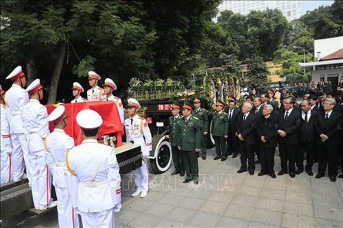 Linh cữu nguyên Tổng Bí thư Đỗ Mười quàn tại Nhà tang lễ quốc gia, số 5 Trần Thánh Tông (Hà Nội). Ảnh: TTXVN Đồng chí Trương Hòa Bình, Ủy viên Bộ Chính trị, Phó Thủ tướng thường trực Chính phủ, Trưởng Ban Tổ chức Lễ tang, tuyên bố bắt đầu Lễ truy điệu. Ảnh: Trí Dũng – TTXVN Tổng Bí thư Nguyễn Phú Trọng, Thủ tướng Nguyễn Xuân Phúc, Quyền Chủ tịch nước Đặng Thị Ngọc Thịnh, các đồng chí lãnh đạo, nguyên lãnh đạo Đảng, Nhà nước; Thủ tướng Lào Thongloun Sisoulith, các vị khách quốc tế cùng gia đình đồng chí Đỗ Mười dự Lễ truy điệu. Ảnh: Nhan Sáng – TTXVN Gia đình nguyên Tổng Bí thư Đỗ Mười tại Lễ truy điệu. Ảnh: TTXVN Các tăng ni cầu siêu, tưởng nhớ nguyên Tổng Bí thư Đỗ Mười. Ảnh: TTXVN Đại diện gia đình nguyên Tổng Bí thư Đỗ Mười thắp nén hương tưởng niệm lần cuối trước linh cữu. Ảnh: TTXVN Gia đình, họ hàng đi vòng quanh linh cữu, viếng nguyên Tổng Bí thư Đỗ Mười lần cuối. Ảnh: TTXVN Tổng Bí thư Nguyễn Phú Trọng, Trưởng Ban Lễ tang nguyên Tổng Bí thư Đỗ Mười, thay mặt lãnh đạo Đảng, Nhà nước đọc điếu văn tưởng nhớ và đưa tiễn đồng chí Đỗ Mười. Ảnh: Trí Dũng - TTXVN Ông Nguyễn Duy Trung, con trai nguyên Tổng Bí thư Đỗ Mười, thay mặt gia đình phát biểu bày tỏ lòng cảm ơn tới các đồng chí lãnh đạo Đảng, Nhà nước, những người bạn quốc tế đã tới chia buồn cùng gia đình. Ảnh: Trí Dũng – TTXVN Tổng Bí thư Nguyễn Phú Trọng và các đồng chí lãnh đạo, nguyên lãnh đạo Đảng, Nhà nước đi vòng quanh linh cữu lần cuối, vĩnh biệt đồng chí Đỗ Mười. Ảnh: Nhan Sáng – TTXVN Các tăng ni thực hiện nghi lễ cầu siêu, tưởng nhớ nguyên Tổng Bí thư Đỗ Mười. Ảnh: TTXVN Đội tiêu binh thực hiện nghi lễ chuyển di ảnh, gối huân huy chương và linh cữu đồng chí Đỗ Mười ra xe tang. Ảnh: Nhan Sáng – TTXVN Tổng Bí thư Nguyễn Phú Trọng, Thủ tướng Nguyễn Xuân Phúc đưa linh cữu đồng chí Đỗ Mười ra xe tang. Ảnh: Nhan Sáng – TTXVN Tổng Bí thư Nguyễn Phú Trọng, Thủ tướng Nguyễn Xuân Phúc cùng các đồng chí lãnh đạo, nguyên lãnh đạo Đảng, Nhà nước bên xe tang chở linh cữu đồng chí Đỗ Mười. Ảnh: Nhan Sáng – TTXVN Đoàn xe tang đưa linh cữu nguyên Tổng Bí thư Đỗ Mười di chuyển trên phố Lê Thánh Tông (Hà Nội). Ảnh: TTXVN Đoàn xe tang đưa linh cữu nguyên Tổng Bí thư Đỗ Mười di chuyển từ phố Tràng Tiền sang phố Hàng Khay (Hà Nội). Ảnh: TTXVN Đoàn xe tang đưa linh cữu nguyên Tổng Bí thư Đỗ Mười di chuyển trên phố Hàng Khay (Hà Nội). Ảnh: TTXVN Giáo viên và các em học sinh trường THCS Nguyễn Tri Phương đưa tiễn linh cữu nguyên Tổng Bí thư Đỗ Mười trên phố Hoàng Diệu (Hà Nội). Ảnh: Thành Đạt – TTXVN Đoàn xe đưa linh cữu nguyên Tổng Bí thư Đỗ Mười di chuyển trên đường Độc Lập (khu vực quảng trường Ba Đình và Nhà Quốc hội), Hà Nội. Ảnh: TTXVN Đoàn xe đưa linh cữu nguyên Tổng Bí thư Đỗ Mười trên phố Giải Phóng (Hà Nội). Ảnh: Danh Lam – TTXVN Người dân chờ đón linh cữu nguyên Tổng Bí thư Đỗ Mười tại quê nhà, khu Ma Vang, thôn 1, xã Đông Mỹ, huyện Thanh Trì, thành phố Hà Nội. Ảnh: Quang Quyết – TTXVN Đoàn xe tang đưa linh cữu nguyên Tổng Bí thư Đỗ Mười về tại quê nhà, khu Ma Vang, thôn 1, xã Đông Mỹ, huyện Thanh Trì, thành phố Hà Nội. Ảnh: Doãn Tấn – TTXVN Linh cữu nguyên Tổng Bí thư Đỗ Mười về tại quê nhà, khu Ma Vang, thôn 1, xã Đông Mỹ, huyện Thanh Trì, thành phố Hà Nội. Ảnh: Doãn Tấn – TTXVN Gia quyến nguyên Tổng Bí thư Đỗ Mười về tại quê nhà, khu Ma Vang, thôn 1, xã Đông Mỹ, huyện Thanh Trì, thành phố Hà Nội. Ảnh: Doãn Tấn – TTXVN Tổng Bí thư Nguyễn Phú Trọng cùng các đồng chí lãnh đạo, nguyên lãnh đạo cấp cao của Đảng, Nhà nước, Mặt trận Tổ quốc Việt Nam và đông đảo nhân dân địa phương dành một phút mặc niệm, vĩnh biệt nguyên Tổng Bí thư Đỗ Mười. Ảnh: Doãn Tấn – TTXVN Đội nghi lễ thực hiện nghi thức đóng huyệt mộ nguyên Tổng Bí thư Đỗ Mười. Ảnh: Doãn Tấn - TTXVN Tổng Bí thư Nguyễn Phú Trọng và các đồng chí lãnh đạo, nguyên lãnh đạo Đảng, Nhà nước, Mặt trận Tổ quốc Việt Nam thả những nắm đất đầu tiên xuống huyệt mộ nguyên Tổng Bí thư Đỗ Mười. Ảnh: Dương Giang – TTXVN Các đồng chí lãnh đạo, nguyên lãnh đạo Đảng, Nhà nước, Mặt trận Tổ quốc Việt Nam và gia đình nguyên Tổng Bí thư Đỗ Mười thả những nắm đất đầu tiên xuống huyệt mộ. Ảnh: Dương Giang – TTXVN Đồng chí Trương Hòa Bình, Ủy viên Bộ Chính trị, Phó Thủ tướng thường trực Chính phủ, Trưởng Ban Tổ chức Lễ tang phát biểu cảm ơn và tuyên bố kết thúc Lễ Quốc tang nguyên Tổng Bí thư Đỗ Mười. Ảnh: Doãn Tấn - TTXVN Phó Thủ tướng thường trực Chính phủ Trương Hòa Bình, nguyên Trưởng Ban Dân vận Trung ương Hà Thị Khiết và các đại biểu chia buồn cùng gia quyến nguyên Tổng Bí thư Đỗ Mười. Ảnh: Doãn Tấn-TTXVN Trưởng Ban Tuyên giáo Trung ương Võ Văn Thưởng chia buồn cùng gia quyến nguyên Tổng Bí thư Đỗ Mười. Ảnh: TTXVN Mộ nguyên Tổng Bí thư Đỗ Mười tại quê hương ông - Khu Ma Vang, thôn 1, xã Đông Mỹ, huyện Thanh Trì, thành phố Hà Nội. Ảnh: Doãn Tấn – TTXVN Linh cữu nguyên Tổng Bí thư Đỗ Mười quàn tại Nhà tang lễ quốc gia, số 5 Trần Thánh Tông (Hà Nội). Ảnh: TTXVN Đồng chí Trương Hòa Bình, Ủy viên Bộ Chính trị, Phó Thủ tướng thường trực Chính phủ, Trưởng Ban Tổ chức Lễ tang, tuyên bố bắt đầu Lễ truy điệu. Ảnh: Trí Dũng – TTXVN Tổng Bí thư Nguyễn Phú Trọng, Thủ tướng Nguyễn Xuân Phúc, Quyền Chủ tịch nước Đặng Thị Ngọc Thịnh, các đồng chí lãnh đạo, nguyên lãnh đạo Đảng, Nhà nước; Thủ tướng Lào Thongloun Sisoulith, các vị khách quốc tế cùng gia đình đồng chí Đỗ Mười dự Lễ truy điệu. Ảnh: Nhan Sáng – TTXVN Gia đình nguyên Tổng Bí thư Đỗ Mười tại Lễ truy điệu. Ảnh: TTXVN Các tăng ni cầu siêu, tưởng nhớ nguyên Tổng Bí thư Đỗ Mười. Ảnh: TTXVN Đại diện gia đình nguyên Tổng Bí thư Đỗ Mười thắp nén hương tưởng niệm lần cuối trước linh cữu. Ảnh: TTXVN Gia đình, họ hàng đi vòng quanh linh cữu, viếng nguyên Tổng Bí thư Đỗ Mười lần cuối. Ảnh: TTXVN Tổng Bí thư Nguyễn Phú Trọng, Trưởng Ban Lễ tang nguyên Tổng Bí thư Đỗ Mười, thay mặt lãnh đạo Đảng, Nhà nước đọc điếu văn tưởng nhớ và đưa tiễn đồng chí Đỗ Mười. Ảnh: Trí Dũng - TTXVN Ông Nguyễn Duy Trung, con trai nguyên Tổng Bí thư Đỗ Mười, thay mặt gia đình phát biểu bày tỏ lòng cảm ơn tới các đồng chí lãnh đạo Đảng, Nhà nước, những người bạn quốc tế đã tới chia buồn cùng gia đình. Ảnh: Trí Dũng – TTXVN Tổng Bí thư Nguyễn Phú Trọng và các đồng chí lãnh đạo, nguyên lãnh đạo Đảng, Nhà nước đi vòng quanh linh cữu lần cuối, vĩnh biệt đồng chí Đỗ Mười. Ảnh: Nhan Sáng – TTXVN Các tăng ni thực hiện nghi lễ cầu siêu, tưởng nhớ nguyên Tổng Bí thư Đỗ Mười. Ảnh: TTXVN Đội tiêu binh thực hiện nghi lễ chuyển di ảnh, gối huân huy chương và linh cữu đồng chí Đỗ Mười ra xe tang. Ảnh: Nhan Sáng – TTXVN Tổng Bí thư Nguyễn Phú Trọng, Thủ tướng Nguyễn Xuân Phúc đưa linh cữu đồng chí Đỗ Mười ra xe tang. Ảnh: Nhan Sáng – TTXVN Tổng Bí thư Nguyễn Phú Trọng, Thủ tướng Nguyễn Xuân Phúc cùng các đồng chí lãnh đạo, nguyên lãnh đạo Đảng, Nhà nước bên xe tang chở linh cữu đồng chí Đỗ Mười. Ảnh: Nhan Sáng – TTXVN Đoàn xe tang đưa linh cữu nguyên Tổng Bí thư Đỗ Mười di chuyển trên phố Lê Thánh Tông (Hà Nội). Ảnh: TTXVN Đoàn xe tang đưa linh cữu nguyên Tổng Bí thư Đỗ Mười di chuyển từ phố Tràng Tiền sang phố Hàng Khay (Hà Nội). Ảnh: TTXVN Đoàn xe tang đưa linh cữu nguyên Tổng Bí thư Đỗ Mười di chuyển trên phố Hàng Khay (Hà Nội). Ảnh: TTXVN Giáo viên và các em học sinh trường THCS Nguyễn Tri Phương đưa tiễn linh cữu nguyên Tổng Bí thư Đỗ Mười trên phố Hoàng Diệu (Hà Nội). Ảnh: Thành Đạt – TTXVN Đoàn xe đưa linh cữu nguyên Tổng Bí thư Đỗ Mười di chuyển trên đường Độc Lập (khu vực quảng trường Ba Đình và Nhà Quốc hội), Hà Nội. Ảnh: TTXVN Đoàn xe đưa linh cữu nguyên Tổng Bí thư Đỗ Mười trên phố Giải Phóng (Hà Nội). Ảnh: Danh Lam – TTXVN Người dân chờ đón linh cữu nguyên Tổng Bí thư Đỗ Mười tại quê nhà, khu Ma Vang, thôn 1, xã Đông Mỹ, huyện Thanh Trì, thành phố Hà Nội. Ảnh: Quang Quyết – TTXVN Đoàn xe tang đưa linh cữu nguyên Tổng Bí thư Đỗ Mười về tại quê nhà, khu Ma Vang, thôn 1, xã Đông Mỹ, huyện Thanh Trì, thành phố Hà Nội. Ảnh: Doãn Tấn – TTXVN Linh cữu nguyên Tổng Bí thư Đỗ Mười về tại quê nhà, khu Ma Vang, thôn 1, xã Đông Mỹ, huyện Thanh Trì, thành phố Hà Nội. Ảnh: Doãn Tấn – TTXVN Gia quyến nguyên Tổng Bí thư Đỗ Mười về tại quê nhà, khu Ma Vang, thôn 1, xã Đông Mỹ, huyện Thanh Trì, thành phố Hà Nội. Ảnh: Doãn Tấn – TTXVN Tổng Bí thư Nguyễn Phú Trọng cùng các đồng chí lãnh đạo, nguyên lãnh đạo cấp cao của Đảng, Nhà nước, Mặt trận Tổ quốc Việt Nam và đông đảo nhân dân địa phương dành một phút mặc niệm, vĩnh biệt nguyên Tổng Bí thư Đỗ Mười. Ảnh: Doãn Tấn – TTXVN Đội nghi lễ thực hiện nghi thức đóng huyệt mộ nguyên Tổng Bí thư Đỗ Mười. Ảnh: Doãn Tấn - TTXVN Tổng Bí thư Nguyễn Phú Trọng và các đồng chí lãnh đạo, nguyên lãnh đạo Đảng, Nhà nước, Mặt trận Tổ quốc Việt Nam thả những nắm đất đầu tiên xuống huyệt mộ nguyên Tổng Bí thư Đỗ Mười. Ảnh: Dương Giang – TTXVN Các đồng chí lãnh đạo, nguyên lãnh đạo Đảng, Nhà nước, Mặt trận Tổ quốc Việt Nam và gia đình nguyên Tổng Bí thư Đỗ Mười thả những nắm đất đầu tiên xuống huyệt mộ. Ảnh: Dương Giang – TTXVN Đồng chí Trương Hòa Bình, Ủy viên Bộ Chính trị, Phó Thủ tướng thường trực Chính phủ, Trưởng Ban Tổ chức Lễ tang phát biểu cảm ơn và tuyên bố kết thúc Lễ Quốc tang nguyên Tổng Bí thư Đỗ Mười. Ảnh: Doãn Tấn - TTXVN Phó Thủ tướng thường trực Chính phủ Trương Hòa Bình, nguyên Trưởng Ban Dân vận Trung ương Hà Thị Khiết và các đại biểu chia buồn cùng gia quyến nguyên Tổng Bí thư Đỗ Mười. Ảnh: Doãn Tấn-TTXVN Trưởng Ban Tuyên giáo Trung ương Võ Văn Thưởng chia buồn cùng gia quyến nguyên Tổng Bí thư Đỗ Mười. Ảnh: TTXVN Mộ nguyên Tổng Bí thư Đỗ Mười tại quê hương ông - Khu Ma Vang, thôn 1, xã Đông Mỹ, huyện Thanh Trì, thành phố Hà Nội. Ảnh: Doãn Tấn – TTXVN