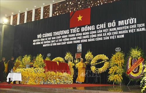 Linh cữu nguyên Tổng Bí thư Đỗ Mười quàn tại Nhà tang lễ quốc gia, số 5 Trần Thánh Tông (Hà Nội). Ảnh: TTXVN Đồng chí Trương Hòa Bình, Ủy viên Bộ Chính trị, Phó Thủ tướng thường trực Chính phủ, Trưởng Ban Tổ chức Lễ tang, tuyên bố bắt đầu Lễ truy điệu. Ảnh: Trí Dũng – TTXVN Tổng Bí thư Nguyễn Phú Trọng, Thủ tướng Nguyễn Xuân Phúc, Quyền Chủ tịch nước Đặng Thị Ngọc Thịnh, các đồng chí lãnh đạo, nguyên lãnh đạo Đảng, Nhà nước; Thủ tướng Lào Thongloun Sisoulith, các vị khách quốc tế cùng gia đình đồng chí Đỗ Mười dự Lễ truy điệu. Ảnh: Nhan Sáng – TTXVN Gia đình nguyên Tổng Bí thư Đỗ Mười tại Lễ truy điệu. Ảnh: TTXVN Các tăng ni cầu siêu, tưởng nhớ nguyên Tổng Bí thư Đỗ Mười. Ảnh: TTXVN Đại diện gia đình nguyên Tổng Bí thư Đỗ Mười thắp nén hương tưởng niệm lần cuối trước linh cữu. Ảnh: TTXVN Gia đình, họ hàng đi vòng quanh linh cữu, viếng nguyên Tổng Bí thư Đỗ Mười lần cuối. Ảnh: TTXVN Tổng Bí thư Nguyễn Phú Trọng, Trưởng Ban Lễ tang nguyên Tổng Bí thư Đỗ Mười, thay mặt lãnh đạo Đảng, Nhà nước đọc điếu văn tưởng nhớ và đưa tiễn đồng chí Đỗ Mười. Ảnh: Trí Dũng - TTXVN Ông Nguyễn Duy Trung, con trai nguyên Tổng Bí thư Đỗ Mười, thay mặt gia đình phát biểu bày tỏ lòng cảm ơn tới các đồng chí lãnh đạo Đảng, Nhà nước, những người bạn quốc tế đã tới chia buồn cùng gia đình. Ảnh: Trí Dũng – TTXVN Tổng Bí thư Nguyễn Phú Trọng và các đồng chí lãnh đạo, nguyên lãnh đạo Đảng, Nhà nước đi vòng quanh linh cữu lần cuối, vĩnh biệt đồng chí Đỗ Mười. Ảnh: Nhan Sáng – TTXVN Các tăng ni thực hiện nghi lễ cầu siêu, tưởng nhớ nguyên Tổng Bí thư Đỗ Mười. Ảnh: TTXVN Đội tiêu binh thực hiện nghi lễ chuyển di ảnh, gối huân huy chương và linh cữu đồng chí Đỗ Mười ra xe tang. Ảnh: Nhan Sáng – TTXVN Tổng Bí thư Nguyễn Phú Trọng, Thủ tướng Nguyễn Xuân Phúc đưa linh cữu đồng chí Đỗ Mười ra xe tang. Ảnh: Nhan Sáng – TTXVN Tổng Bí thư Nguyễn Phú Trọng, Thủ tướng Nguyễn Xuân Phúc cùng các đồng chí lãnh đạo, nguyên lãnh đạo Đảng, Nhà nước bên xe tang chở linh cữu đồng chí Đỗ Mười. Ảnh: Nhan Sáng – TTXVN Đoàn xe tang đưa linh cữu nguyên Tổng Bí thư Đỗ Mười di chuyển trên phố Lê Thánh Tông (Hà Nội). Ảnh: TTXVN Đoàn xe tang đưa linh cữu nguyên Tổng Bí thư Đỗ Mười di chuyển từ phố Tràng Tiền sang phố Hàng Khay (Hà Nội). Ảnh: TTXVN Đoàn xe tang đưa linh cữu nguyên Tổng Bí thư Đỗ Mười di chuyển trên phố Hàng Khay (Hà Nội). Ảnh: TTXVN Giáo viên và các em học sinh trường THCS Nguyễn Tri Phương đưa tiễn linh cữu nguyên Tổng Bí thư Đỗ Mười trên phố Hoàng Diệu (Hà Nội). Ảnh: Thành Đạt – TTXVN Đoàn xe đưa linh cữu nguyên Tổng Bí thư Đỗ Mười di chuyển trên đường Độc Lập (khu vực quảng trường Ba Đình và Nhà Quốc hội), Hà Nội. Ảnh: TTXVN Đoàn xe đưa linh cữu nguyên Tổng Bí thư Đỗ Mười trên phố Giải Phóng (Hà Nội). Ảnh: Danh Lam – TTXVN Người dân chờ đón linh cữu nguyên Tổng Bí thư Đỗ Mười tại quê nhà, khu Ma Vang, thôn 1, xã Đông Mỹ, huyện Thanh Trì, thành phố Hà Nội. Ảnh: Quang Quyết – TTXVN Đoàn xe tang đưa linh cữu nguyên Tổng Bí thư Đỗ Mười về tại quê nhà, khu Ma Vang, thôn 1, xã Đông Mỹ, huyện Thanh Trì, thành phố Hà Nội. Ảnh: Doãn Tấn – TTXVN Linh cữu nguyên Tổng Bí thư Đỗ Mười về tại quê nhà, khu Ma Vang, thôn 1, xã Đông Mỹ, huyện Thanh Trì, thành phố Hà Nội. Ảnh: Doãn Tấn – TTXVN Gia quyến nguyên Tổng Bí thư Đỗ Mười về tại quê nhà, khu Ma Vang, thôn 1, xã Đông Mỹ, huyện Thanh Trì, thành phố Hà Nội. Ảnh: Doãn Tấn – TTXVN Tổng Bí thư Nguyễn Phú Trọng cùng các đồng chí lãnh đạo, nguyên lãnh đạo cấp cao của Đảng, Nhà nước, Mặt trận Tổ quốc Việt Nam và đông đảo nhân dân địa phương dành một phút mặc niệm, vĩnh biệt nguyên Tổng Bí thư Đỗ Mười. Ảnh: Doãn Tấn – TTXVN Đội nghi lễ thực hiện nghi thức đóng huyệt mộ nguyên Tổng Bí thư Đỗ Mười. Ảnh: Doãn Tấn - TTXVN Tổng Bí thư Nguyễn Phú Trọng và các đồng chí lãnh đạo, nguyên lãnh đạo Đảng, Nhà nước, Mặt trận Tổ quốc Việt Nam thả những nắm đất đầu tiên xuống huyệt mộ nguyên Tổng Bí thư Đỗ Mười. Ảnh: Dương Giang – TTXVN Các đồng chí lãnh đạo, nguyên lãnh đạo Đảng, Nhà nước, Mặt trận Tổ quốc Việt Nam và gia đình nguyên Tổng Bí thư Đỗ Mười thả những nắm đất đầu tiên xuống huyệt mộ. Ảnh: Dương Giang – TTXVN Đồng chí Trương Hòa Bình, Ủy viên Bộ Chính trị, Phó Thủ tướng thường trực Chính phủ, Trưởng Ban Tổ chức Lễ tang phát biểu cảm ơn và tuyên bố kết thúc Lễ Quốc tang nguyên Tổng Bí thư Đỗ Mười. Ảnh: Doãn Tấn - TTXVN Phó Thủ tướng thường trực Chính phủ Trương Hòa Bình, nguyên Trưởng Ban Dân vận Trung ương Hà Thị Khiết và các đại biểu chia buồn cùng gia quyến nguyên Tổng Bí thư Đỗ Mười. Ảnh: Doãn Tấn-TTXVN Trưởng Ban Tuyên giáo Trung ương Võ Văn Thưởng chia buồn cùng gia quyến nguyên Tổng Bí thư Đỗ Mười. Ảnh: TTXVN Mộ nguyên Tổng Bí thư Đỗ Mười tại quê hương ông - Khu Ma Vang, thôn 1, xã Đông Mỹ, huyện Thanh Trì, thành phố Hà Nội. Ảnh: Doãn Tấn – TTXVN Linh cữu nguyên Tổng Bí thư Đỗ Mười quàn tại Nhà tang lễ quốc gia, số 5 Trần Thánh Tông (Hà Nội). Ảnh: TTXVN Đồng chí Trương Hòa Bình, Ủy viên Bộ Chính trị, Phó Thủ tướng thường trực Chính phủ, Trưởng Ban Tổ chức Lễ tang, tuyên bố bắt đầu Lễ truy điệu. Ảnh: Trí Dũng – TTXVN Tổng Bí thư Nguyễn Phú Trọng, Thủ tướng Nguyễn Xuân Phúc, Quyền Chủ tịch nước Đặng Thị Ngọc Thịnh, các đồng chí lãnh đạo, nguyên lãnh đạo Đảng, Nhà nước; Thủ tướng Lào Thongloun Sisoulith, các vị khách quốc tế cùng gia đình đồng chí Đỗ Mười dự Lễ truy điệu. Ảnh: Nhan Sáng – TTXVN Gia đình nguyên Tổng Bí thư Đỗ Mười tại Lễ truy điệu. Ảnh: TTXVN Các tăng ni cầu siêu, tưởng nhớ nguyên Tổng Bí thư Đỗ Mười. Ảnh: TTXVN Đại diện gia đình nguyên Tổng Bí thư Đỗ Mười thắp nén hương tưởng niệm lần cuối trước linh cữu. Ảnh: TTXVN Gia đình, họ hàng đi vòng quanh linh cữu, viếng nguyên Tổng Bí thư Đỗ Mười lần cuối. Ảnh: TTXVN Tổng Bí thư Nguyễn Phú Trọng, Trưởng Ban Lễ tang nguyên Tổng Bí thư Đỗ Mười, thay mặt lãnh đạo Đảng, Nhà nước đọc điếu văn tưởng nhớ và đưa tiễn đồng chí Đỗ Mười. Ảnh: Trí Dũng - TTXVN Ông Nguyễn Duy Trung, con trai nguyên Tổng Bí thư Đỗ Mười, thay mặt gia đình phát biểu bày tỏ lòng cảm ơn tới các đồng chí lãnh đạo Đảng, Nhà nước, những người bạn quốc tế đã tới chia buồn cùng gia đình. Ảnh: Trí Dũng – TTXVN Tổng Bí thư Nguyễn Phú Trọng và các đồng chí lãnh đạo, nguyên lãnh đạo Đảng, Nhà nước đi vòng quanh linh cữu lần cuối, vĩnh biệt đồng chí Đỗ Mười. Ảnh: Nhan Sáng – TTXVN Các tăng ni thực hiện nghi lễ cầu siêu, tưởng nhớ nguyên Tổng Bí thư Đỗ Mười. Ảnh: TTXVN Đội tiêu binh thực hiện nghi lễ chuyển di ảnh, gối huân huy chương và linh cữu đồng chí Đỗ Mười ra xe tang. Ảnh: Nhan Sáng – TTXVN Tổng Bí thư Nguyễn Phú Trọng, Thủ tướng Nguyễn Xuân Phúc đưa linh cữu đồng chí Đỗ Mười ra xe tang. Ảnh: Nhan Sáng – TTXVN Tổng Bí thư Nguyễn Phú Trọng, Thủ tướng Nguyễn Xuân Phúc cùng các đồng chí lãnh đạo, nguyên lãnh đạo Đảng, Nhà nước bên xe tang chở linh cữu đồng chí Đỗ Mười. Ảnh: Nhan Sáng – TTXVN Đoàn xe tang đưa linh cữu nguyên Tổng Bí thư Đỗ Mười di chuyển trên phố Lê Thánh Tông (Hà Nội). Ảnh: TTXVN Đoàn xe tang đưa linh cữu nguyên Tổng Bí thư Đỗ Mười di chuyển từ phố Tràng Tiền sang phố Hàng Khay (Hà Nội). Ảnh: TTXVN Đoàn xe tang đưa linh cữu nguyên Tổng Bí thư Đỗ Mười di chuyển trên phố Hàng Khay (Hà Nội). Ảnh: TTXVN Giáo viên và các em học sinh trường THCS Nguyễn Tri Phương đưa tiễn linh cữu nguyên Tổng Bí thư Đỗ Mười trên phố Hoàng Diệu (Hà Nội). Ảnh: Thành Đạt – TTXVN Đoàn xe đưa linh cữu nguyên Tổng Bí thư Đỗ Mười di chuyển trên đường Độc Lập (khu vực quảng trường Ba Đình và Nhà Quốc hội), Hà Nội. Ảnh: TTXVN Đoàn xe đưa linh cữu nguyên Tổng Bí thư Đỗ Mười trên phố Giải Phóng (Hà Nội). Ảnh: Danh Lam – TTXVN Người dân chờ đón linh cữu nguyên Tổng Bí thư Đỗ Mười tại quê nhà, khu Ma Vang, thôn 1, xã Đông Mỹ, huyện Thanh Trì, thành phố Hà Nội. Ảnh: Quang Quyết – TTXVN Đoàn xe tang đưa linh cữu nguyên Tổng Bí thư Đỗ Mười về tại quê nhà, khu Ma Vang, thôn 1, xã Đông Mỹ, huyện Thanh Trì, thành phố Hà Nội. Ảnh: Doãn Tấn – TTXVN Linh cữu nguyên Tổng Bí thư Đỗ Mười về tại quê nhà, khu Ma Vang, thôn 1, xã Đông Mỹ, huyện Thanh Trì, thành phố Hà Nội. Ảnh: Doãn Tấn – TTXVN Gia quyến nguyên Tổng Bí thư Đỗ Mười về tại quê nhà, khu Ma Vang, thôn 1, xã Đông Mỹ, huyện Thanh Trì, thành phố Hà Nội. Ảnh: Doãn Tấn – TTXVN Tổng Bí thư Nguyễn Phú Trọng cùng các đồng chí lãnh đạo, nguyên lãnh đạo cấp cao của Đảng, Nhà nước, Mặt trận Tổ quốc Việt Nam và đông đảo nhân dân địa phương dành một phút mặc niệm, vĩnh biệt nguyên Tổng Bí thư Đỗ Mười. Ảnh: Doãn Tấn – TTXVN Đội nghi lễ thực hiện nghi thức đóng huyệt mộ nguyên Tổng Bí thư Đỗ Mười. Ảnh: Doãn Tấn - TTXVN Tổng Bí thư Nguyễn Phú Trọng và các đồng chí lãnh đạo, nguyên lãnh đạo Đảng, Nhà nước, Mặt trận Tổ quốc Việt Nam thả những nắm đất đầu tiên xuống huyệt mộ nguyên Tổng Bí thư Đỗ Mười. Ảnh: Dương Giang – TTXVN Các đồng chí lãnh đạo, nguyên lãnh đạo Đảng, Nhà nước, Mặt trận Tổ quốc Việt Nam và gia đình nguyên Tổng Bí thư Đỗ Mười thả những nắm đất đầu tiên xuống huyệt mộ. Ảnh: Dương Giang – TTXVN Đồng chí Trương Hòa Bình, Ủy viên Bộ Chính trị, Phó Thủ tướng thường trực Chính phủ, Trưởng Ban Tổ chức Lễ tang phát biểu cảm ơn và tuyên bố kết thúc Lễ Quốc tang nguyên Tổng Bí thư Đỗ Mười. Ảnh: Doãn Tấn - TTXVN Phó Thủ tướng thường trực Chính phủ Trương Hòa Bình, nguyên Trưởng Ban Dân vận Trung ương Hà Thị Khiết và các đại biểu chia buồn cùng gia quyến nguyên Tổng Bí thư Đỗ Mười. Ảnh: Doãn Tấn-TTXVN Trưởng Ban Tuyên giáo Trung ương Võ Văn Thưởng chia buồn cùng gia quyến nguyên Tổng Bí thư Đỗ Mười. Ảnh: TTXVN Mộ nguyên Tổng Bí thư Đỗ Mười tại quê hương ông - Khu Ma Vang, thôn 1, xã Đông Mỹ, huyện Thanh Trì, thành phố Hà Nội. Ảnh: Doãn Tấn – TTXVN