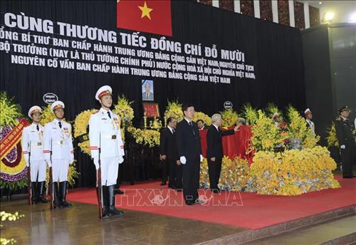 Linh cữu nguyên Tổng Bí thư Đỗ Mười quàn tại Nhà tang lễ quốc gia, số 5 Trần Thánh Tông (Hà Nội). Ảnh: TTXVN Đồng chí Trương Hòa Bình, Ủy viên Bộ Chính trị, Phó Thủ tướng thường trực Chính phủ, Trưởng Ban Tổ chức Lễ tang, tuyên bố bắt đầu Lễ truy điệu. Ảnh: Trí Dũng – TTXVN Tổng Bí thư Nguyễn Phú Trọng, Thủ tướng Nguyễn Xuân Phúc, Quyền Chủ tịch nước Đặng Thị Ngọc Thịnh, các đồng chí lãnh đạo, nguyên lãnh đạo Đảng, Nhà nước; Thủ tướng Lào Thongloun Sisoulith, các vị khách quốc tế cùng gia đình đồng chí Đỗ Mười dự Lễ truy điệu. Ảnh: Nhan Sáng – TTXVN Gia đình nguyên Tổng Bí thư Đỗ Mười tại Lễ truy điệu. Ảnh: TTXVN Các tăng ni cầu siêu, tưởng nhớ nguyên Tổng Bí thư Đỗ Mười. Ảnh: TTXVN Đại diện gia đình nguyên Tổng Bí thư Đỗ Mười thắp nén hương tưởng niệm lần cuối trước linh cữu. Ảnh: TTXVN Gia đình, họ hàng đi vòng quanh linh cữu, viếng nguyên Tổng Bí thư Đỗ Mười lần cuối. Ảnh: TTXVN Tổng Bí thư Nguyễn Phú Trọng, Trưởng Ban Lễ tang nguyên Tổng Bí thư Đỗ Mười, thay mặt lãnh đạo Đảng, Nhà nước đọc điếu văn tưởng nhớ và đưa tiễn đồng chí Đỗ Mười. Ảnh: Trí Dũng - TTXVN Ông Nguyễn Duy Trung, con trai nguyên Tổng Bí thư Đỗ Mười, thay mặt gia đình phát biểu bày tỏ lòng cảm ơn tới các đồng chí lãnh đạo Đảng, Nhà nước, những người bạn quốc tế đã tới chia buồn cùng gia đình. Ảnh: Trí Dũng – TTXVN Tổng Bí thư Nguyễn Phú Trọng và các đồng chí lãnh đạo, nguyên lãnh đạo Đảng, Nhà nước đi vòng quanh linh cữu lần cuối, vĩnh biệt đồng chí Đỗ Mười. Ảnh: Nhan Sáng – TTXVN Các tăng ni thực hiện nghi lễ cầu siêu, tưởng nhớ nguyên Tổng Bí thư Đỗ Mười. Ảnh: TTXVN Đội tiêu binh thực hiện nghi lễ chuyển di ảnh, gối huân huy chương và linh cữu đồng chí Đỗ Mười ra xe tang. Ảnh: Nhan Sáng – TTXVN Tổng Bí thư Nguyễn Phú Trọng, Thủ tướng Nguyễn Xuân Phúc đưa linh cữu đồng chí Đỗ Mười ra xe tang. Ảnh: Nhan Sáng – TTXVN Tổng Bí thư Nguyễn Phú Trọng, Thủ tướng Nguyễn Xuân Phúc cùng các đồng chí lãnh đạo, nguyên lãnh đạo Đảng, Nhà nước bên xe tang chở linh cữu đồng chí Đỗ Mười. Ảnh: Nhan Sáng – TTXVN Đoàn xe tang đưa linh cữu nguyên Tổng Bí thư Đỗ Mười di chuyển trên phố Lê Thánh Tông (Hà Nội). Ảnh: TTXVN Đoàn xe tang đưa linh cữu nguyên Tổng Bí thư Đỗ Mười di chuyển từ phố Tràng Tiền sang phố Hàng Khay (Hà Nội). Ảnh: TTXVN Đoàn xe tang đưa linh cữu nguyên Tổng Bí thư Đỗ Mười di chuyển trên phố Hàng Khay (Hà Nội). Ảnh: TTXVN Giáo viên và các em học sinh trường THCS Nguyễn Tri Phương đưa tiễn linh cữu nguyên Tổng Bí thư Đỗ Mười trên phố Hoàng Diệu (Hà Nội). Ảnh: Thành Đạt – TTXVN Đoàn xe đưa linh cữu nguyên Tổng Bí thư Đỗ Mười di chuyển trên đường Độc Lập (khu vực quảng trường Ba Đình và Nhà Quốc hội), Hà Nội. Ảnh: TTXVN Đoàn xe đưa linh cữu nguyên Tổng Bí thư Đỗ Mười trên phố Giải Phóng (Hà Nội). Ảnh: Danh Lam – TTXVN Người dân chờ đón linh cữu nguyên Tổng Bí thư Đỗ Mười tại quê nhà, khu Ma Vang, thôn 1, xã Đông Mỹ, huyện Thanh Trì, thành phố Hà Nội. Ảnh: Quang Quyết – TTXVN Đoàn xe tang đưa linh cữu nguyên Tổng Bí thư Đỗ Mười về tại quê nhà, khu Ma Vang, thôn 1, xã Đông Mỹ, huyện Thanh Trì, thành phố Hà Nội. Ảnh: Doãn Tấn – TTXVN Linh cữu nguyên Tổng Bí thư Đỗ Mười về tại quê nhà, khu Ma Vang, thôn 1, xã Đông Mỹ, huyện Thanh Trì, thành phố Hà Nội. Ảnh: Doãn Tấn – TTXVN Gia quyến nguyên Tổng Bí thư Đỗ Mười về tại quê nhà, khu Ma Vang, thôn 1, xã Đông Mỹ, huyện Thanh Trì, thành phố Hà Nội. Ảnh: Doãn Tấn – TTXVN Tổng Bí thư Nguyễn Phú Trọng cùng các đồng chí lãnh đạo, nguyên lãnh đạo cấp cao của Đảng, Nhà nước, Mặt trận Tổ quốc Việt Nam và đông đảo nhân dân địa phương dành một phút mặc niệm, vĩnh biệt nguyên Tổng Bí thư Đỗ Mười. Ảnh: Doãn Tấn – TTXVN Đội nghi lễ thực hiện nghi thức đóng huyệt mộ nguyên Tổng Bí thư Đỗ Mười. Ảnh: Doãn Tấn - TTXVN Tổng Bí thư Nguyễn Phú Trọng và các đồng chí lãnh đạo, nguyên lãnh đạo Đảng, Nhà nước, Mặt trận Tổ quốc Việt Nam thả những nắm đất đầu tiên xuống huyệt mộ nguyên Tổng Bí thư Đỗ Mười. Ảnh: Dương Giang – TTXVN Các đồng chí lãnh đạo, nguyên lãnh đạo Đảng, Nhà nước, Mặt trận Tổ quốc Việt Nam và gia đình nguyên Tổng Bí thư Đỗ Mười thả những nắm đất đầu tiên xuống huyệt mộ. Ảnh: Dương Giang – TTXVN Đồng chí Trương Hòa Bình, Ủy viên Bộ Chính trị, Phó Thủ tướng thường trực Chính phủ, Trưởng Ban Tổ chức Lễ tang phát biểu cảm ơn và tuyên bố kết thúc Lễ Quốc tang nguyên Tổng Bí thư Đỗ Mười. Ảnh: Doãn Tấn - TTXVN Phó Thủ tướng thường trực Chính phủ Trương Hòa Bình, nguyên Trưởng Ban Dân vận Trung ương Hà Thị Khiết và các đại biểu chia buồn cùng gia quyến nguyên Tổng Bí thư Đỗ Mười. Ảnh: Doãn Tấn-TTXVN Trưởng Ban Tuyên giáo Trung ương Võ Văn Thưởng chia buồn cùng gia quyến nguyên Tổng Bí thư Đỗ Mười. Ảnh: TTXVN Mộ nguyên Tổng Bí thư Đỗ Mười tại quê hương ông - Khu Ma Vang, thôn 1, xã Đông Mỹ, huyện Thanh Trì, thành phố Hà Nội. Ảnh: Doãn Tấn – TTXVN Linh cữu nguyên Tổng Bí thư Đỗ Mười quàn tại Nhà tang lễ quốc gia, số 5 Trần Thánh Tông (Hà Nội). Ảnh: TTXVN Đồng chí Trương Hòa Bình, Ủy viên Bộ Chính trị, Phó Thủ tướng thường trực Chính phủ, Trưởng Ban Tổ chức Lễ tang, tuyên bố bắt đầu Lễ truy điệu. Ảnh: Trí Dũng – TTXVN Tổng Bí thư Nguyễn Phú Trọng, Thủ tướng Nguyễn Xuân Phúc, Quyền Chủ tịch nước Đặng Thị Ngọc Thịnh, các đồng chí lãnh đạo, nguyên lãnh đạo Đảng, Nhà nước; Thủ tướng Lào Thongloun Sisoulith, các vị khách quốc tế cùng gia đình đồng chí Đỗ Mười dự Lễ truy điệu. Ảnh: Nhan Sáng – TTXVN Gia đình nguyên Tổng Bí thư Đỗ Mười tại Lễ truy điệu. Ảnh: TTXVN Các tăng ni cầu siêu, tưởng nhớ nguyên Tổng Bí thư Đỗ Mười. Ảnh: TTXVN Đại diện gia đình nguyên Tổng Bí thư Đỗ Mười thắp nén hương tưởng niệm lần cuối trước linh cữu. Ảnh: TTXVN Gia đình, họ hàng đi vòng quanh linh cữu, viếng nguyên Tổng Bí thư Đỗ Mười lần cuối. Ảnh: TTXVN Tổng Bí thư Nguyễn Phú Trọng, Trưởng Ban Lễ tang nguyên Tổng Bí thư Đỗ Mười, thay mặt lãnh đạo Đảng, Nhà nước đọc điếu văn tưởng nhớ và đưa tiễn đồng chí Đỗ Mười. Ảnh: Trí Dũng - TTXVN Ông Nguyễn Duy Trung, con trai nguyên Tổng Bí thư Đỗ Mười, thay mặt gia đình phát biểu bày tỏ lòng cảm ơn tới các đồng chí lãnh đạo Đảng, Nhà nước, những người bạn quốc tế đã tới chia buồn cùng gia đình. Ảnh: Trí Dũng – TTXVN Tổng Bí thư Nguyễn Phú Trọng và các đồng chí lãnh đạo, nguyên lãnh đạo Đảng, Nhà nước đi vòng quanh linh cữu lần cuối, vĩnh biệt đồng chí Đỗ Mười. Ảnh: Nhan Sáng – TTXVN Các tăng ni thực hiện nghi lễ cầu siêu, tưởng nhớ nguyên Tổng Bí thư Đỗ Mười. Ảnh: TTXVN Đội tiêu binh thực hiện nghi lễ chuyển di ảnh, gối huân huy chương và linh cữu đồng chí Đỗ Mười ra xe tang. Ảnh: Nhan Sáng – TTXVN Tổng Bí thư Nguyễn Phú Trọng, Thủ tướng Nguyễn Xuân Phúc đưa linh cữu đồng chí Đỗ Mười ra xe tang. Ảnh: Nhan Sáng – TTXVN Tổng Bí thư Nguyễn Phú Trọng, Thủ tướng Nguyễn Xuân Phúc cùng các đồng chí lãnh đạo, nguyên lãnh đạo Đảng, Nhà nước bên xe tang chở linh cữu đồng chí Đỗ Mười. Ảnh: Nhan Sáng – TTXVN Đoàn xe tang đưa linh cữu nguyên Tổng Bí thư Đỗ Mười di chuyển trên phố Lê Thánh Tông (Hà Nội). Ảnh: TTXVN Đoàn xe tang đưa linh cữu nguyên Tổng Bí thư Đỗ Mười di chuyển từ phố Tràng Tiền sang phố Hàng Khay (Hà Nội). Ảnh: TTXVN Đoàn xe tang đưa linh cữu nguyên Tổng Bí thư Đỗ Mười di chuyển trên phố Hàng Khay (Hà Nội). Ảnh: TTXVN Giáo viên và các em học sinh trường THCS Nguyễn Tri Phương đưa tiễn linh cữu nguyên Tổng Bí thư Đỗ Mười trên phố Hoàng Diệu (Hà Nội). Ảnh: Thành Đạt – TTXVN Đoàn xe đưa linh cữu nguyên Tổng Bí thư Đỗ Mười di chuyển trên đường Độc Lập (khu vực quảng trường Ba Đình và Nhà Quốc hội), Hà Nội. Ảnh: TTXVN Đoàn xe đưa linh cữu nguyên Tổng Bí thư Đỗ Mười trên phố Giải Phóng (Hà Nội). Ảnh: Danh Lam – TTXVN Người dân chờ đón linh cữu nguyên Tổng Bí thư Đỗ Mười tại quê nhà, khu Ma Vang, thôn 1, xã Đông Mỹ, huyện Thanh Trì, thành phố Hà Nội. Ảnh: Quang Quyết – TTXVN Đoàn xe tang đưa linh cữu nguyên Tổng Bí thư Đỗ Mười về tại quê nhà, khu Ma Vang, thôn 1, xã Đông Mỹ, huyện Thanh Trì, thành phố Hà Nội. Ảnh: Doãn Tấn – TTXVN Linh cữu nguyên Tổng Bí thư Đỗ Mười về tại quê nhà, khu Ma Vang, thôn 1, xã Đông Mỹ, huyện Thanh Trì, thành phố Hà Nội. Ảnh: Doãn Tấn – TTXVN Gia quyến nguyên Tổng Bí thư Đỗ Mười về tại quê nhà, khu Ma Vang, thôn 1, xã Đông Mỹ, huyện Thanh Trì, thành phố Hà Nội. Ảnh: Doãn Tấn – TTXVN Tổng Bí thư Nguyễn Phú Trọng cùng các đồng chí lãnh đạo, nguyên lãnh đạo cấp cao của Đảng, Nhà nước, Mặt trận Tổ quốc Việt Nam và đông đảo nhân dân địa phương dành một phút mặc niệm, vĩnh biệt nguyên Tổng Bí thư Đỗ Mười. Ảnh: Doãn Tấn – TTXVN Đội nghi lễ thực hiện nghi thức đóng huyệt mộ nguyên Tổng Bí thư Đỗ Mười. Ảnh: Doãn Tấn - TTXVN Tổng Bí thư Nguyễn Phú Trọng và các đồng chí lãnh đạo, nguyên lãnh đạo Đảng, Nhà nước, Mặt trận Tổ quốc Việt Nam thả những nắm đất đầu tiên xuống huyệt mộ nguyên Tổng Bí thư Đỗ Mười. Ảnh: Dương Giang – TTXVN Các đồng chí lãnh đạo, nguyên lãnh đạo Đảng, Nhà nước, Mặt trận Tổ quốc Việt Nam và gia đình nguyên Tổng Bí thư Đỗ Mười thả những nắm đất đầu tiên xuống huyệt mộ. Ảnh: Dương Giang – TTXVN Đồng chí Trương Hòa Bình, Ủy viên Bộ Chính trị, Phó Thủ tướng thường trực Chính phủ, Trưởng Ban Tổ chức Lễ tang phát biểu cảm ơn và tuyên bố kết thúc Lễ Quốc tang nguyên Tổng Bí thư Đỗ Mười. Ảnh: Doãn Tấn - TTXVN Phó Thủ tướng thường trực Chính phủ Trương Hòa Bình, nguyên Trưởng Ban Dân vận Trung ương Hà Thị Khiết và các đại biểu chia buồn cùng gia quyến nguyên Tổng Bí thư Đỗ Mười. Ảnh: Doãn Tấn-TTXVN Trưởng Ban Tuyên giáo Trung ương Võ Văn Thưởng chia buồn cùng gia quyến nguyên Tổng Bí thư Đỗ Mười. Ảnh: TTXVN Mộ nguyên Tổng Bí thư Đỗ Mười tại quê hương ông - Khu Ma Vang, thôn 1, xã Đông Mỹ, huyện Thanh Trì, thành phố Hà Nội. Ảnh: Doãn Tấn – TTXVN