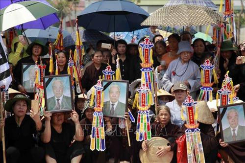 Linh cữu nguyên Tổng Bí thư Đỗ Mười quàn tại Nhà tang lễ quốc gia, số 5 Trần Thánh Tông (Hà Nội). Ảnh: TTXVN Đồng chí Trương Hòa Bình, Ủy viên Bộ Chính trị, Phó Thủ tướng thường trực Chính phủ, Trưởng Ban Tổ chức Lễ tang, tuyên bố bắt đầu Lễ truy điệu. Ảnh: Trí Dũng – TTXVN Tổng Bí thư Nguyễn Phú Trọng, Thủ tướng Nguyễn Xuân Phúc, Quyền Chủ tịch nước Đặng Thị Ngọc Thịnh, các đồng chí lãnh đạo, nguyên lãnh đạo Đảng, Nhà nước; Thủ tướng Lào Thongloun Sisoulith, các vị khách quốc tế cùng gia đình đồng chí Đỗ Mười dự Lễ truy điệu. Ảnh: Nhan Sáng – TTXVN Gia đình nguyên Tổng Bí thư Đỗ Mười tại Lễ truy điệu. Ảnh: TTXVN Các tăng ni cầu siêu, tưởng nhớ nguyên Tổng Bí thư Đỗ Mười. Ảnh: TTXVN Đại diện gia đình nguyên Tổng Bí thư Đỗ Mười thắp nén hương tưởng niệm lần cuối trước linh cữu. Ảnh: TTXVN Gia đình, họ hàng đi vòng quanh linh cữu, viếng nguyên Tổng Bí thư Đỗ Mười lần cuối. Ảnh: TTXVN Tổng Bí thư Nguyễn Phú Trọng, Trưởng Ban Lễ tang nguyên Tổng Bí thư Đỗ Mười, thay mặt lãnh đạo Đảng, Nhà nước đọc điếu văn tưởng nhớ và đưa tiễn đồng chí Đỗ Mười. Ảnh: Trí Dũng - TTXVN Ông Nguyễn Duy Trung, con trai nguyên Tổng Bí thư Đỗ Mười, thay mặt gia đình phát biểu bày tỏ lòng cảm ơn tới các đồng chí lãnh đạo Đảng, Nhà nước, những người bạn quốc tế đã tới chia buồn cùng gia đình. Ảnh: Trí Dũng – TTXVN Tổng Bí thư Nguyễn Phú Trọng và các đồng chí lãnh đạo, nguyên lãnh đạo Đảng, Nhà nước đi vòng quanh linh cữu lần cuối, vĩnh biệt đồng chí Đỗ Mười. Ảnh: Nhan Sáng – TTXVN Các tăng ni thực hiện nghi lễ cầu siêu, tưởng nhớ nguyên Tổng Bí thư Đỗ Mười. Ảnh: TTXVN Đội tiêu binh thực hiện nghi lễ chuyển di ảnh, gối huân huy chương và linh cữu đồng chí Đỗ Mười ra xe tang. Ảnh: Nhan Sáng – TTXVN Tổng Bí thư Nguyễn Phú Trọng, Thủ tướng Nguyễn Xuân Phúc đưa linh cữu đồng chí Đỗ Mười ra xe tang. Ảnh: Nhan Sáng – TTXVN Tổng Bí thư Nguyễn Phú Trọng, Thủ tướng Nguyễn Xuân Phúc cùng các đồng chí lãnh đạo, nguyên lãnh đạo Đảng, Nhà nước bên xe tang chở linh cữu đồng chí Đỗ Mười. Ảnh: Nhan Sáng – TTXVN Đoàn xe tang đưa linh cữu nguyên Tổng Bí thư Đỗ Mười di chuyển trên phố Lê Thánh Tông (Hà Nội). Ảnh: TTXVN Đoàn xe tang đưa linh cữu nguyên Tổng Bí thư Đỗ Mười di chuyển từ phố Tràng Tiền sang phố Hàng Khay (Hà Nội). Ảnh: TTXVN Đoàn xe tang đưa linh cữu nguyên Tổng Bí thư Đỗ Mười di chuyển trên phố Hàng Khay (Hà Nội). Ảnh: TTXVN Giáo viên và các em học sinh trường THCS Nguyễn Tri Phương đưa tiễn linh cữu nguyên Tổng Bí thư Đỗ Mười trên phố Hoàng Diệu (Hà Nội). Ảnh: Thành Đạt – TTXVN Đoàn xe đưa linh cữu nguyên Tổng Bí thư Đỗ Mười di chuyển trên đường Độc Lập (khu vực quảng trường Ba Đình và Nhà Quốc hội), Hà Nội. Ảnh: TTXVN Đoàn xe đưa linh cữu nguyên Tổng Bí thư Đỗ Mười trên phố Giải Phóng (Hà Nội). Ảnh: Danh Lam – TTXVN Người dân chờ đón linh cữu nguyên Tổng Bí thư Đỗ Mười tại quê nhà, khu Ma Vang, thôn 1, xã Đông Mỹ, huyện Thanh Trì, thành phố Hà Nội. Ảnh: Quang Quyết – TTXVN Đoàn xe tang đưa linh cữu nguyên Tổng Bí thư Đỗ Mười về tại quê nhà, khu Ma Vang, thôn 1, xã Đông Mỹ, huyện Thanh Trì, thành phố Hà Nội. Ảnh: Doãn Tấn – TTXVN Linh cữu nguyên Tổng Bí thư Đỗ Mười về tại quê nhà, khu Ma Vang, thôn 1, xã Đông Mỹ, huyện Thanh Trì, thành phố Hà Nội. Ảnh: Doãn Tấn – TTXVN Gia quyến nguyên Tổng Bí thư Đỗ Mười về tại quê nhà, khu Ma Vang, thôn 1, xã Đông Mỹ, huyện Thanh Trì, thành phố Hà Nội. Ảnh: Doãn Tấn – TTXVN Tổng Bí thư Nguyễn Phú Trọng cùng các đồng chí lãnh đạo, nguyên lãnh đạo cấp cao của Đảng, Nhà nước, Mặt trận Tổ quốc Việt Nam và đông đảo nhân dân địa phương dành một phút mặc niệm, vĩnh biệt nguyên Tổng Bí thư Đỗ Mười. Ảnh: Doãn Tấn – TTXVN Đội nghi lễ thực hiện nghi thức đóng huyệt mộ nguyên Tổng Bí thư Đỗ Mười. Ảnh: Doãn Tấn - TTXVN Tổng Bí thư Nguyễn Phú Trọng và các đồng chí lãnh đạo, nguyên lãnh đạo Đảng, Nhà nước, Mặt trận Tổ quốc Việt Nam thả những nắm đất đầu tiên xuống huyệt mộ nguyên Tổng Bí thư Đỗ Mười. Ảnh: Dương Giang – TTXVN Các đồng chí lãnh đạo, nguyên lãnh đạo Đảng, Nhà nước, Mặt trận Tổ quốc Việt Nam và gia đình nguyên Tổng Bí thư Đỗ Mười thả những nắm đất đầu tiên xuống huyệt mộ. Ảnh: Dương Giang – TTXVN Đồng chí Trương Hòa Bình, Ủy viên Bộ Chính trị, Phó Thủ tướng thường trực Chính phủ, Trưởng Ban Tổ chức Lễ tang phát biểu cảm ơn và tuyên bố kết thúc Lễ Quốc tang nguyên Tổng Bí thư Đỗ Mười. Ảnh: Doãn Tấn - TTXVN Phó Thủ tướng thường trực Chính phủ Trương Hòa Bình, nguyên Trưởng Ban Dân vận Trung ương Hà Thị Khiết và các đại biểu chia buồn cùng gia quyến nguyên Tổng Bí thư Đỗ Mười. Ảnh: Doãn Tấn-TTXVN Trưởng Ban Tuyên giáo Trung ương Võ Văn Thưởng chia buồn cùng gia quyến nguyên Tổng Bí thư Đỗ Mười. Ảnh: TTXVN Mộ nguyên Tổng Bí thư Đỗ Mười tại quê hương ông - Khu Ma Vang, thôn 1, xã Đông Mỹ, huyện Thanh Trì, thành phố Hà Nội. Ảnh: Doãn Tấn – TTXVN Linh cữu nguyên Tổng Bí thư Đỗ Mười quàn tại Nhà tang lễ quốc gia, số 5 Trần Thánh Tông (Hà Nội). Ảnh: TTXVN Đồng chí Trương Hòa Bình, Ủy viên Bộ Chính trị, Phó Thủ tướng thường trực Chính phủ, Trưởng Ban Tổ chức Lễ tang, tuyên bố bắt đầu Lễ truy điệu. Ảnh: Trí Dũng – TTXVN Tổng Bí thư Nguyễn Phú Trọng, Thủ tướng Nguyễn Xuân Phúc, Quyền Chủ tịch nước Đặng Thị Ngọc Thịnh, các đồng chí lãnh đạo, nguyên lãnh đạo Đảng, Nhà nước; Thủ tướng Lào Thongloun Sisoulith, các vị khách quốc tế cùng gia đình đồng chí Đỗ Mười dự Lễ truy điệu. Ảnh: Nhan Sáng – TTXVN Gia đình nguyên Tổng Bí thư Đỗ Mười tại Lễ truy điệu. Ảnh: TTXVN Các tăng ni cầu siêu, tưởng nhớ nguyên Tổng Bí thư Đỗ Mười. Ảnh: TTXVN Đại diện gia đình nguyên Tổng Bí thư Đỗ Mười thắp nén hương tưởng niệm lần cuối trước linh cữu. Ảnh: TTXVN Gia đình, họ hàng đi vòng quanh linh cữu, viếng nguyên Tổng Bí thư Đỗ Mười lần cuối. Ảnh: TTXVN Tổng Bí thư Nguyễn Phú Trọng, Trưởng Ban Lễ tang nguyên Tổng Bí thư Đỗ Mười, thay mặt lãnh đạo Đảng, Nhà nước đọc điếu văn tưởng nhớ và đưa tiễn đồng chí Đỗ Mười. Ảnh: Trí Dũng - TTXVN Ông Nguyễn Duy Trung, con trai nguyên Tổng Bí thư Đỗ Mười, thay mặt gia đình phát biểu bày tỏ lòng cảm ơn tới các đồng chí lãnh đạo Đảng, Nhà nước, những người bạn quốc tế đã tới chia buồn cùng gia đình. Ảnh: Trí Dũng – TTXVN Tổng Bí thư Nguyễn Phú Trọng và các đồng chí lãnh đạo, nguyên lãnh đạo Đảng, Nhà nước đi vòng quanh linh cữu lần cuối, vĩnh biệt đồng chí Đỗ Mười. Ảnh: Nhan Sáng – TTXVN Các tăng ni thực hiện nghi lễ cầu siêu, tưởng nhớ nguyên Tổng Bí thư Đỗ Mười. Ảnh: TTXVN Đội tiêu binh thực hiện nghi lễ chuyển di ảnh, gối huân huy chương và linh cữu đồng chí Đỗ Mười ra xe tang. Ảnh: Nhan Sáng – TTXVN Tổng Bí thư Nguyễn Phú Trọng, Thủ tướng Nguyễn Xuân Phúc đưa linh cữu đồng chí Đỗ Mười ra xe tang. Ảnh: Nhan Sáng – TTXVN Tổng Bí thư Nguyễn Phú Trọng, Thủ tướng Nguyễn Xuân Phúc cùng các đồng chí lãnh đạo, nguyên lãnh đạo Đảng, Nhà nước bên xe tang chở linh cữu đồng chí Đỗ Mười. Ảnh: Nhan Sáng – TTXVN Đoàn xe tang đưa linh cữu nguyên Tổng Bí thư Đỗ Mười di chuyển trên phố Lê Thánh Tông (Hà Nội). Ảnh: TTXVN Đoàn xe tang đưa linh cữu nguyên Tổng Bí thư Đỗ Mười di chuyển từ phố Tràng Tiền sang phố Hàng Khay (Hà Nội). Ảnh: TTXVN Đoàn xe tang đưa linh cữu nguyên Tổng Bí thư Đỗ Mười di chuyển trên phố Hàng Khay (Hà Nội). Ảnh: TTXVN Giáo viên và các em học sinh trường THCS Nguyễn Tri Phương đưa tiễn linh cữu nguyên Tổng Bí thư Đỗ Mười trên phố Hoàng Diệu (Hà Nội). Ảnh: Thành Đạt – TTXVN Đoàn xe đưa linh cữu nguyên Tổng Bí thư Đỗ Mười di chuyển trên đường Độc Lập (khu vực quảng trường Ba Đình và Nhà Quốc hội), Hà Nội. Ảnh: TTXVN Đoàn xe đưa linh cữu nguyên Tổng Bí thư Đỗ Mười trên phố Giải Phóng (Hà Nội). Ảnh: Danh Lam – TTXVN Người dân chờ đón linh cữu nguyên Tổng Bí thư Đỗ Mười tại quê nhà, khu Ma Vang, thôn 1, xã Đông Mỹ, huyện Thanh Trì, thành phố Hà Nội. Ảnh: Quang Quyết – TTXVN Đoàn xe tang đưa linh cữu nguyên Tổng Bí thư Đỗ Mười về tại quê nhà, khu Ma Vang, thôn 1, xã Đông Mỹ, huyện Thanh Trì, thành phố Hà Nội. Ảnh: Doãn Tấn – TTXVN Linh cữu nguyên Tổng Bí thư Đỗ Mười về tại quê nhà, khu Ma Vang, thôn 1, xã Đông Mỹ, huyện Thanh Trì, thành phố Hà Nội. Ảnh: Doãn Tấn – TTXVN Gia quyến nguyên Tổng Bí thư Đỗ Mười về tại quê nhà, khu Ma Vang, thôn 1, xã Đông Mỹ, huyện Thanh Trì, thành phố Hà Nội. Ảnh: Doãn Tấn – TTXVN Tổng Bí thư Nguyễn Phú Trọng cùng các đồng chí lãnh đạo, nguyên lãnh đạo cấp cao của Đảng, Nhà nước, Mặt trận Tổ quốc Việt Nam và đông đảo nhân dân địa phương dành một phút mặc niệm, vĩnh biệt nguyên Tổng Bí thư Đỗ Mười. Ảnh: Doãn Tấn – TTXVN Đội nghi lễ thực hiện nghi thức đóng huyệt mộ nguyên Tổng Bí thư Đỗ Mười. Ảnh: Doãn Tấn - TTXVN Tổng Bí thư Nguyễn Phú Trọng và các đồng chí lãnh đạo, nguyên lãnh đạo Đảng, Nhà nước, Mặt trận Tổ quốc Việt Nam thả những nắm đất đầu tiên xuống huyệt mộ nguyên Tổng Bí thư Đỗ Mười. Ảnh: Dương Giang – TTXVN Các đồng chí lãnh đạo, nguyên lãnh đạo Đảng, Nhà nước, Mặt trận Tổ quốc Việt Nam và gia đình nguyên Tổng Bí thư Đỗ Mười thả những nắm đất đầu tiên xuống huyệt mộ. Ảnh: Dương Giang – TTXVN Đồng chí Trương Hòa Bình, Ủy viên Bộ Chính trị, Phó Thủ tướng thường trực Chính phủ, Trưởng Ban Tổ chức Lễ tang phát biểu cảm ơn và tuyên bố kết thúc Lễ Quốc tang nguyên Tổng Bí thư Đỗ Mười. Ảnh: Doãn Tấn - TTXVN Phó Thủ tướng thường trực Chính phủ Trương Hòa Bình, nguyên Trưởng Ban Dân vận Trung ương Hà Thị Khiết và các đại biểu chia buồn cùng gia quyến nguyên Tổng Bí thư Đỗ Mười. Ảnh: Doãn Tấn-TTXVN Trưởng Ban Tuyên giáo Trung ương Võ Văn Thưởng chia buồn cùng gia quyến nguyên Tổng Bí thư Đỗ Mười. Ảnh: TTXVN Mộ nguyên Tổng Bí thư Đỗ Mười tại quê hương ông - Khu Ma Vang, thôn 1, xã Đông Mỹ, huyện Thanh Trì, thành phố Hà Nội. Ảnh: Doãn Tấn – TTXVN